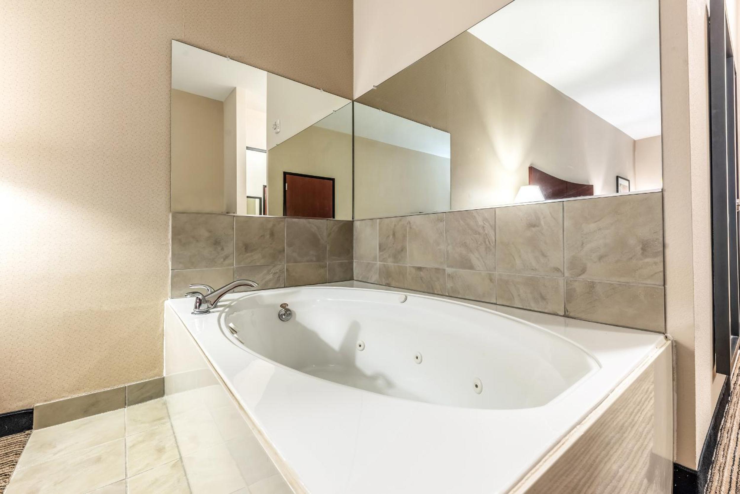King Suite Jacuzzi - Photo 4