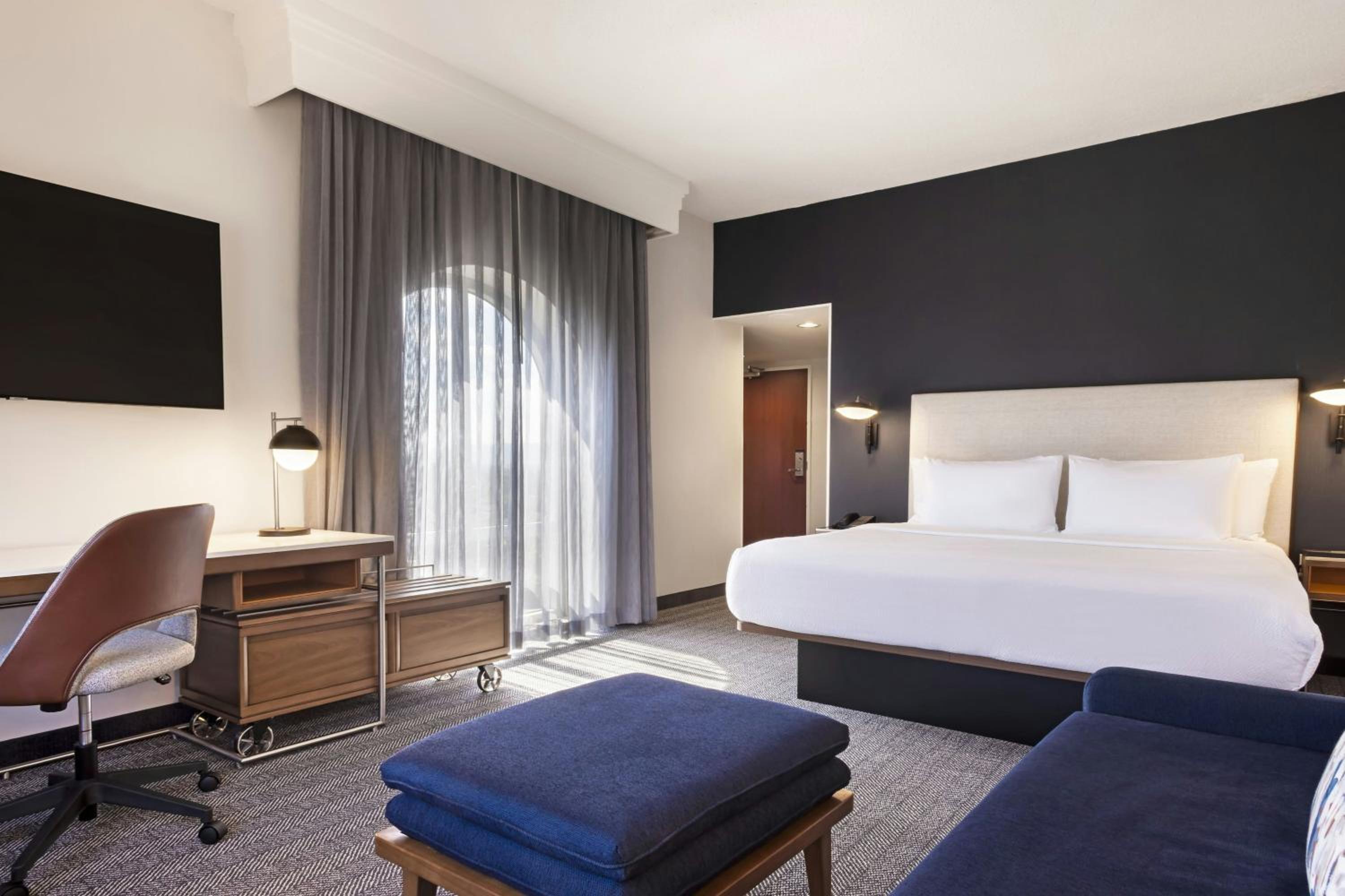 King Room with Roll-In Shower and Bathtub - Mobility Access