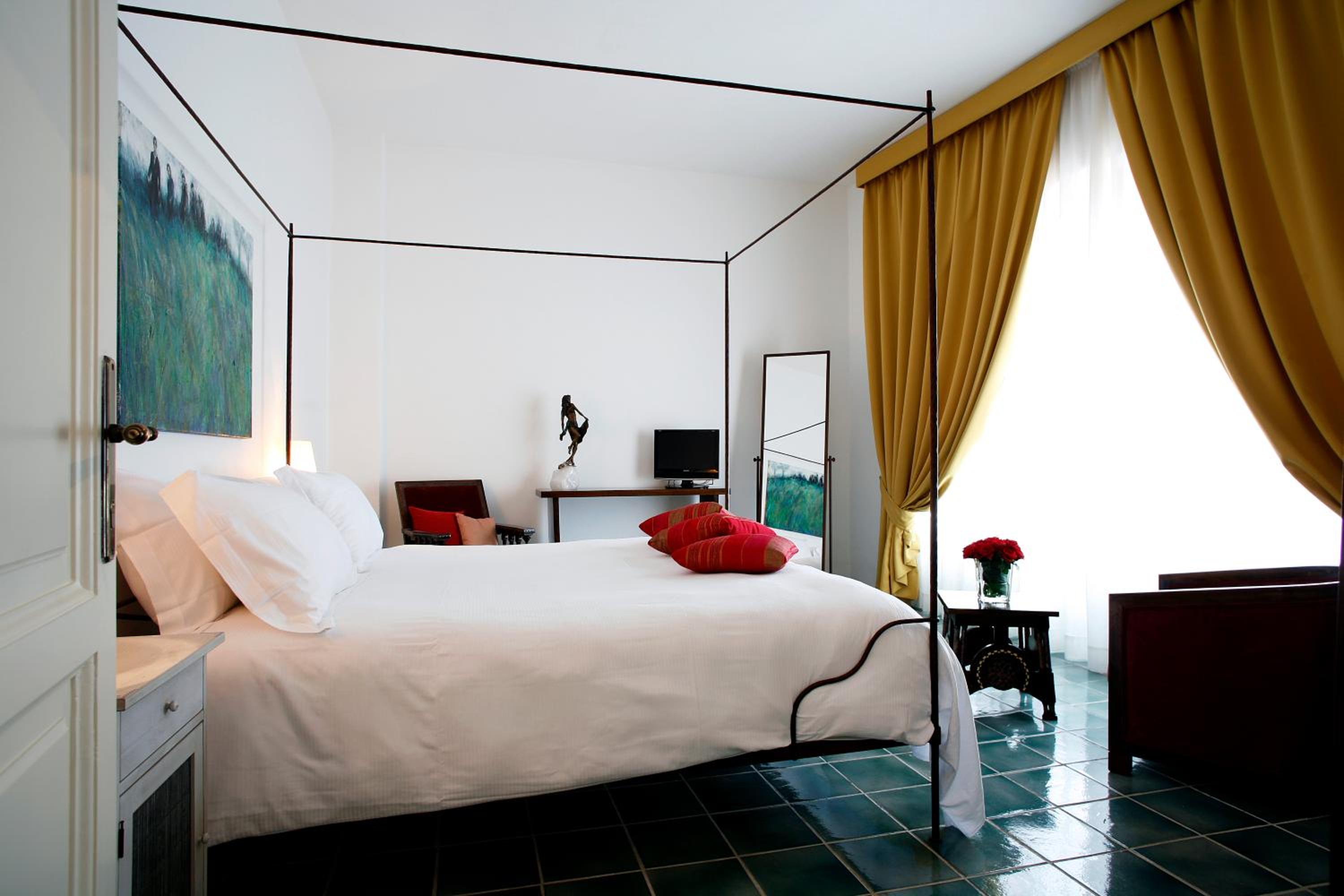 Suite - Photo 1