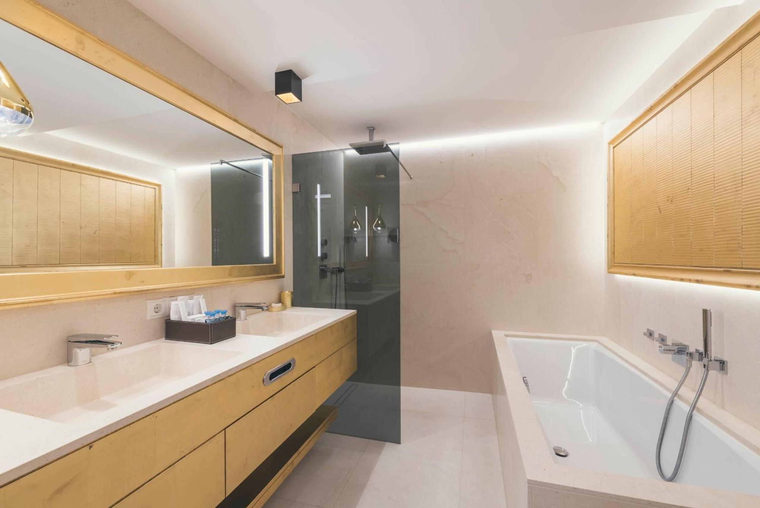 Superior Quadruple Room photo 3
