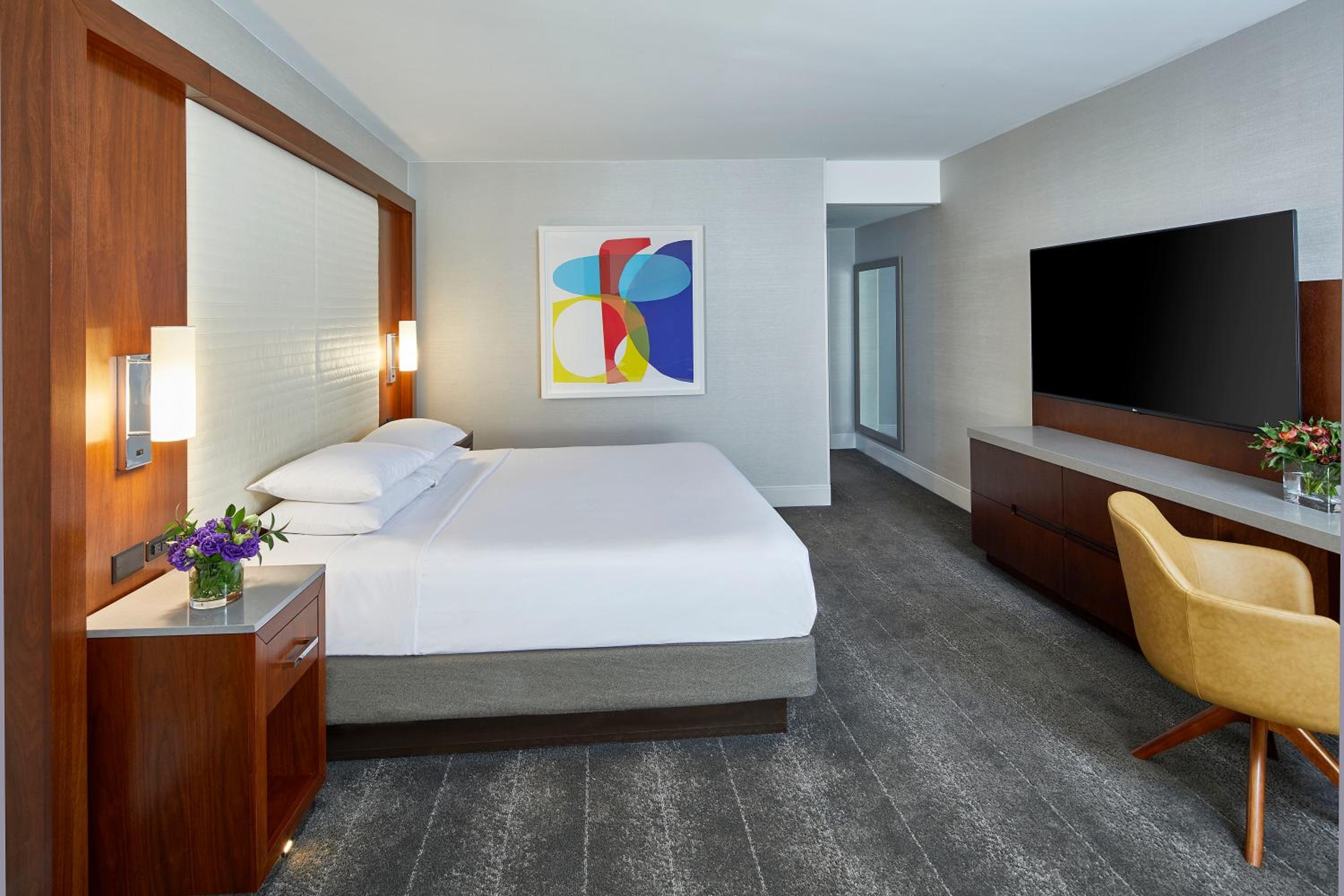 Corner Deluxe King Room - Photo 1