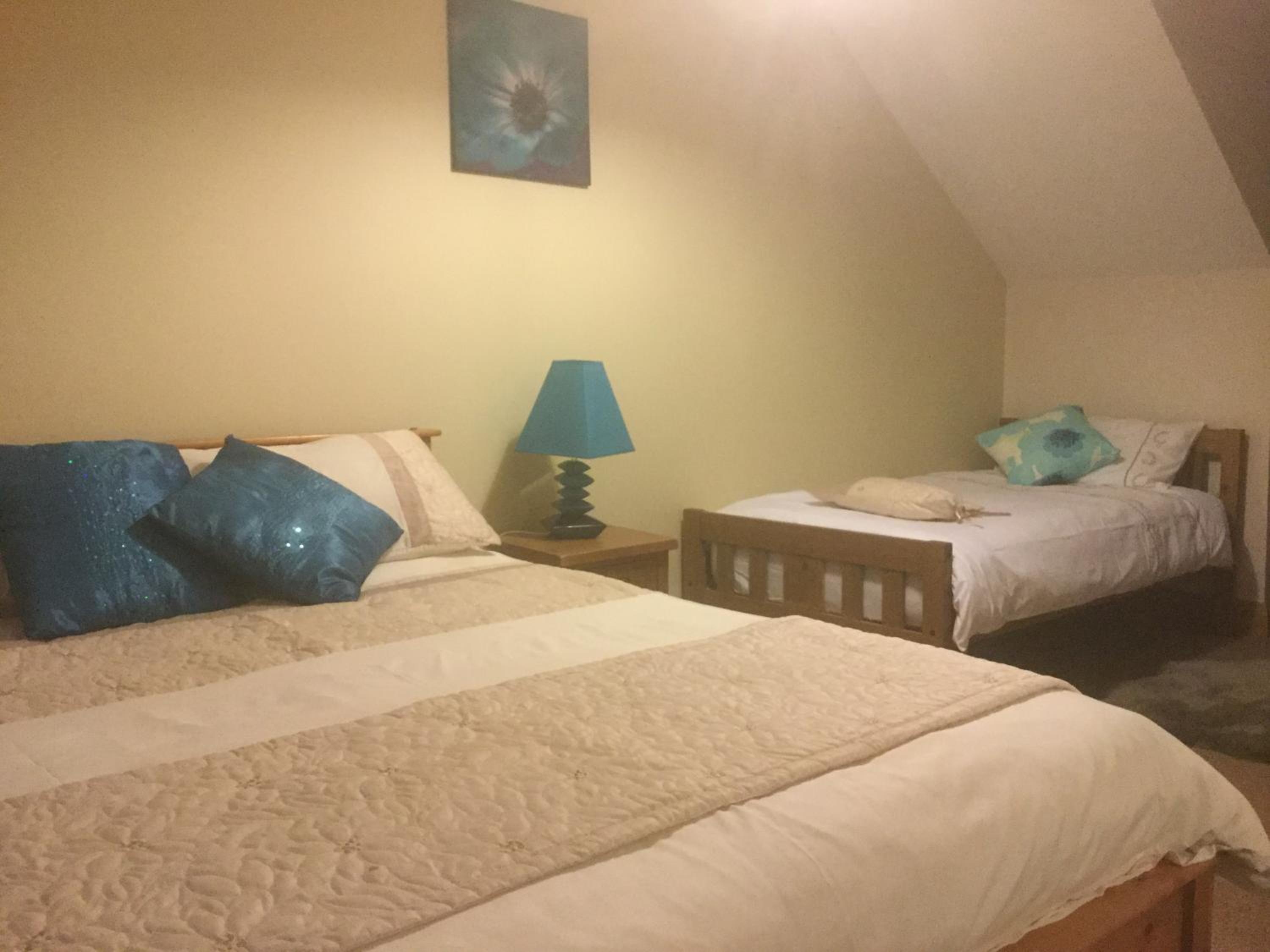 Deluxe Double Room (2 Adults + 1 Child) - Photo 7