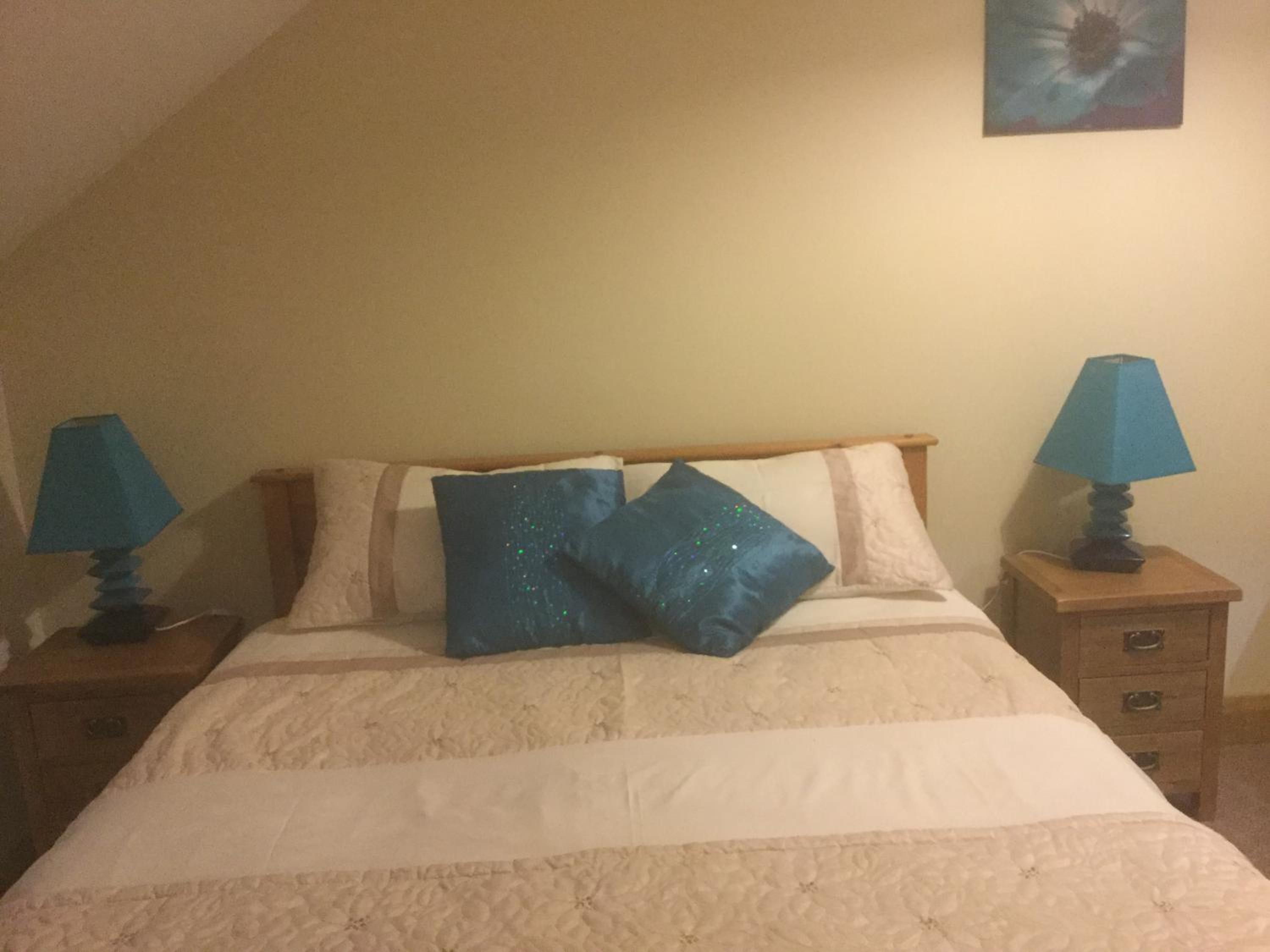 Deluxe Double Room (2 Adults + 1 Child) - Photo 1