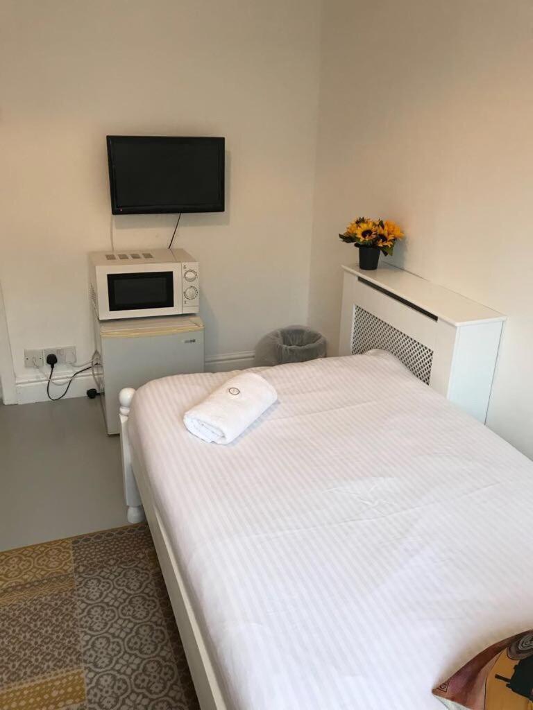 Single Room with Shared Bathroom photo 2
