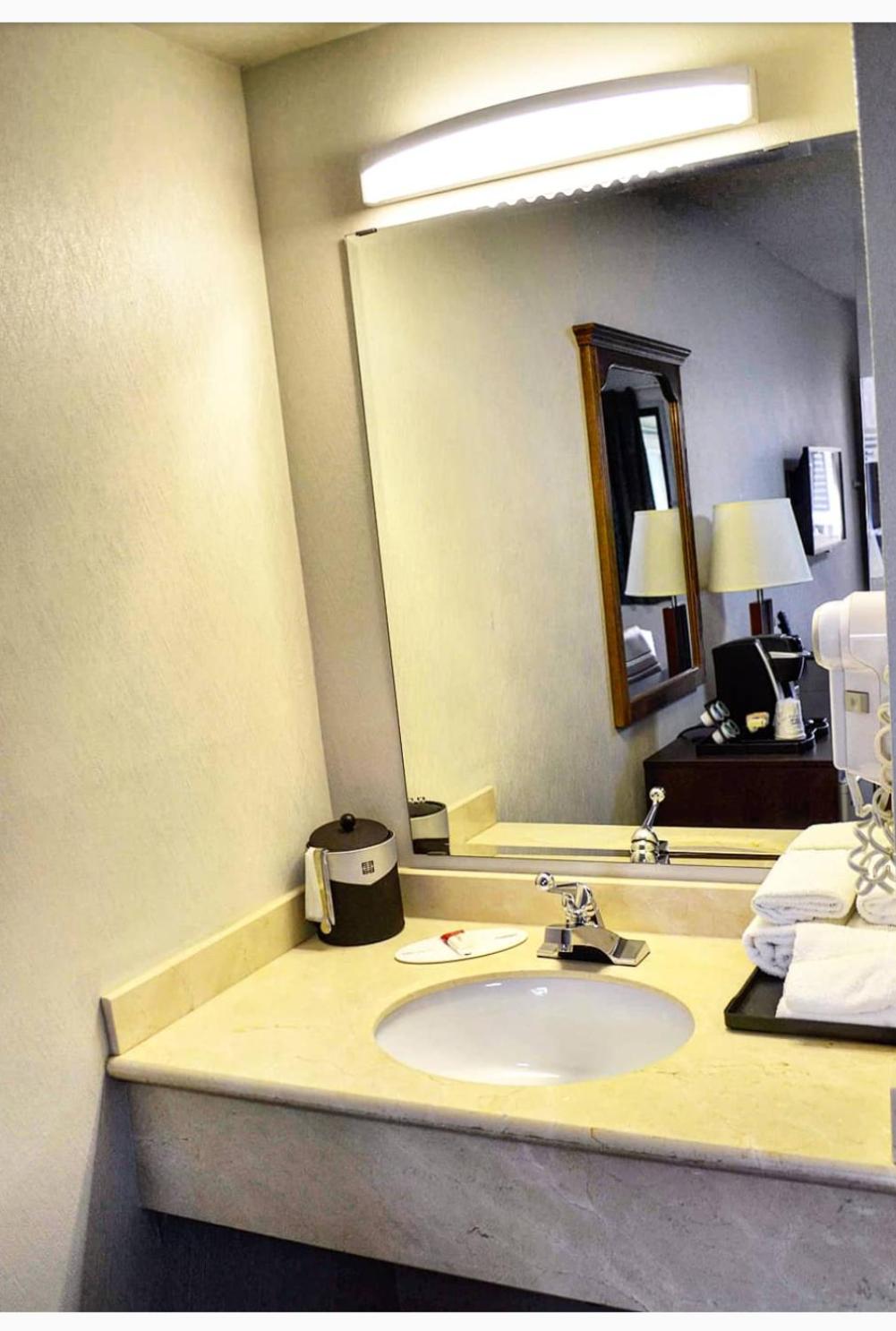 Double Room with Two Double Beds - Non-Smoking - Photo 3