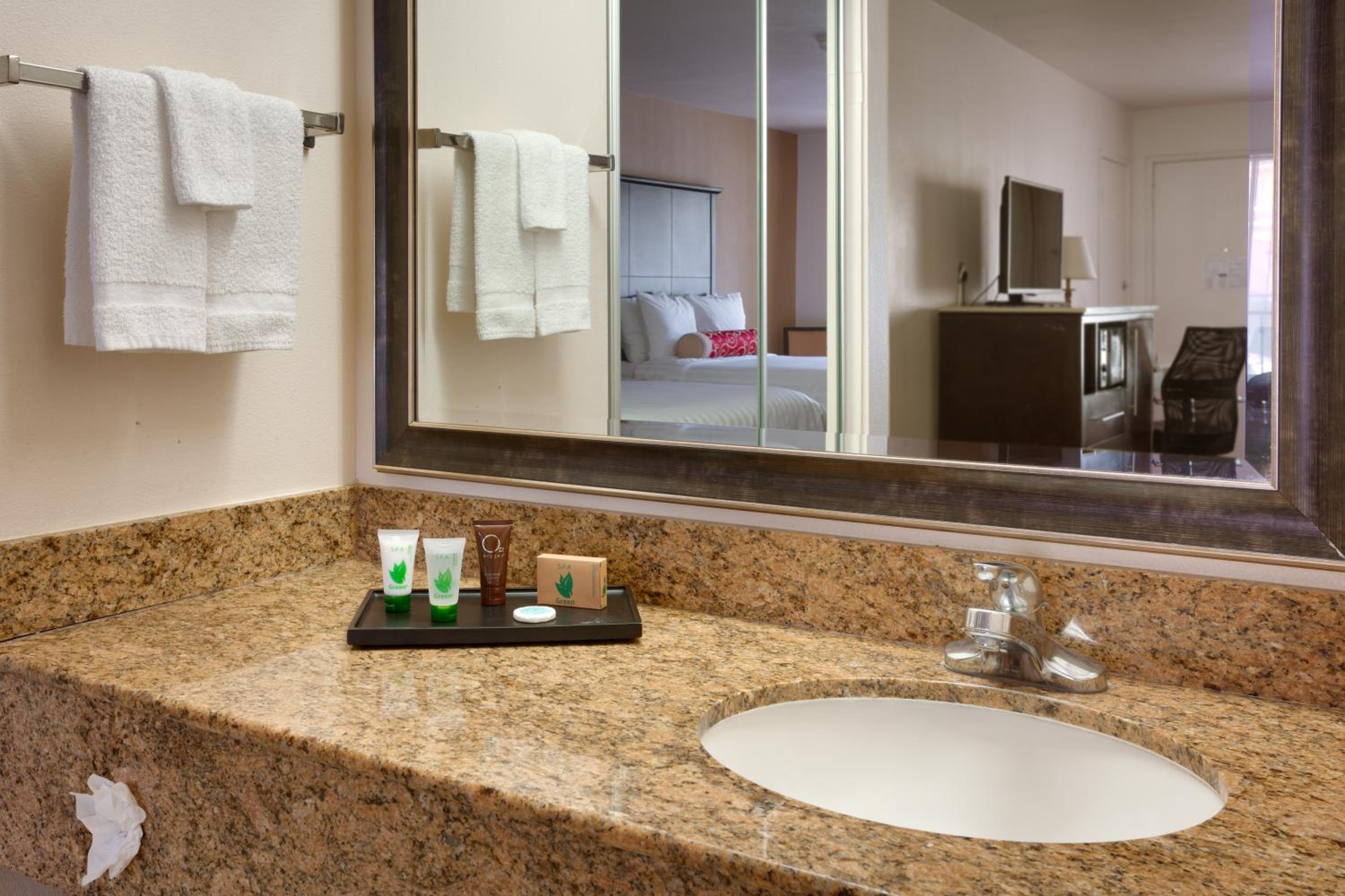 Deluxe King Room - Photo 2