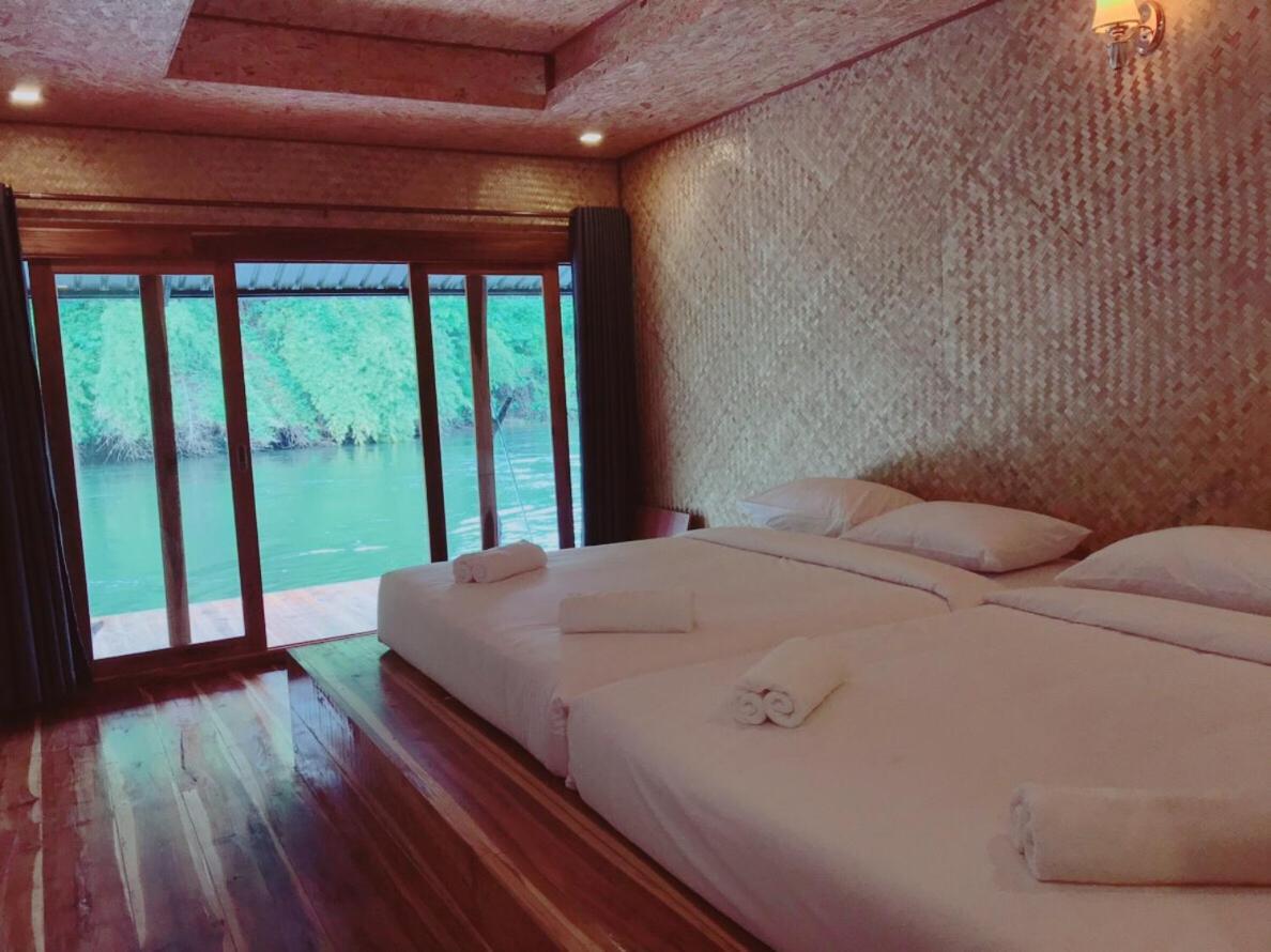 Queen Room with Two Queen Beds - Photo 4