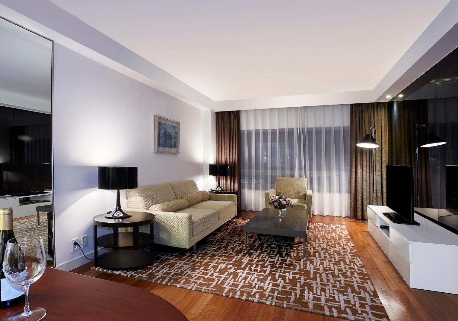 Premier Suite with Bath - Netflix available (Personal account use) - Photo 2