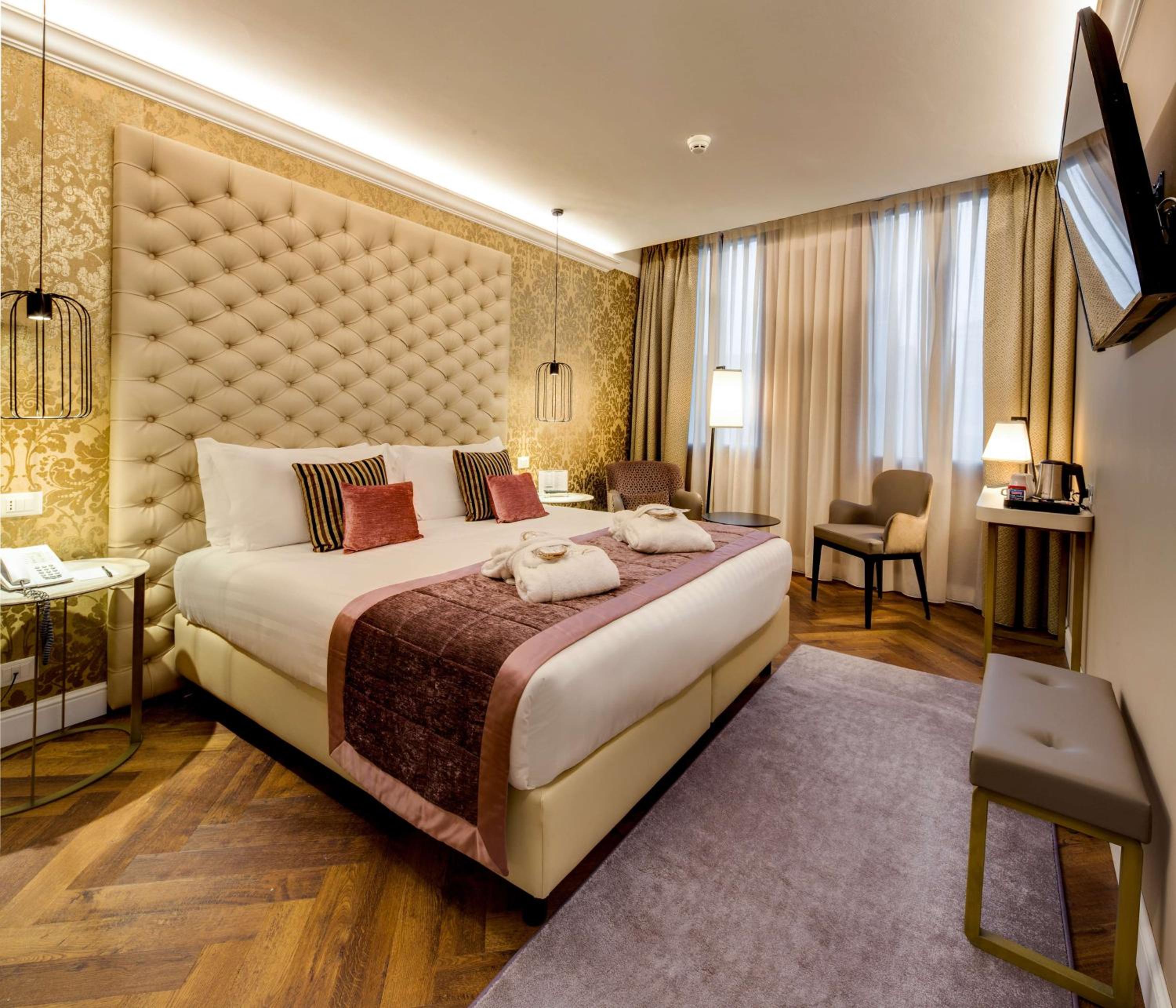 Deluxe with Sofa Bed and Canal Grande View thumbnail 5