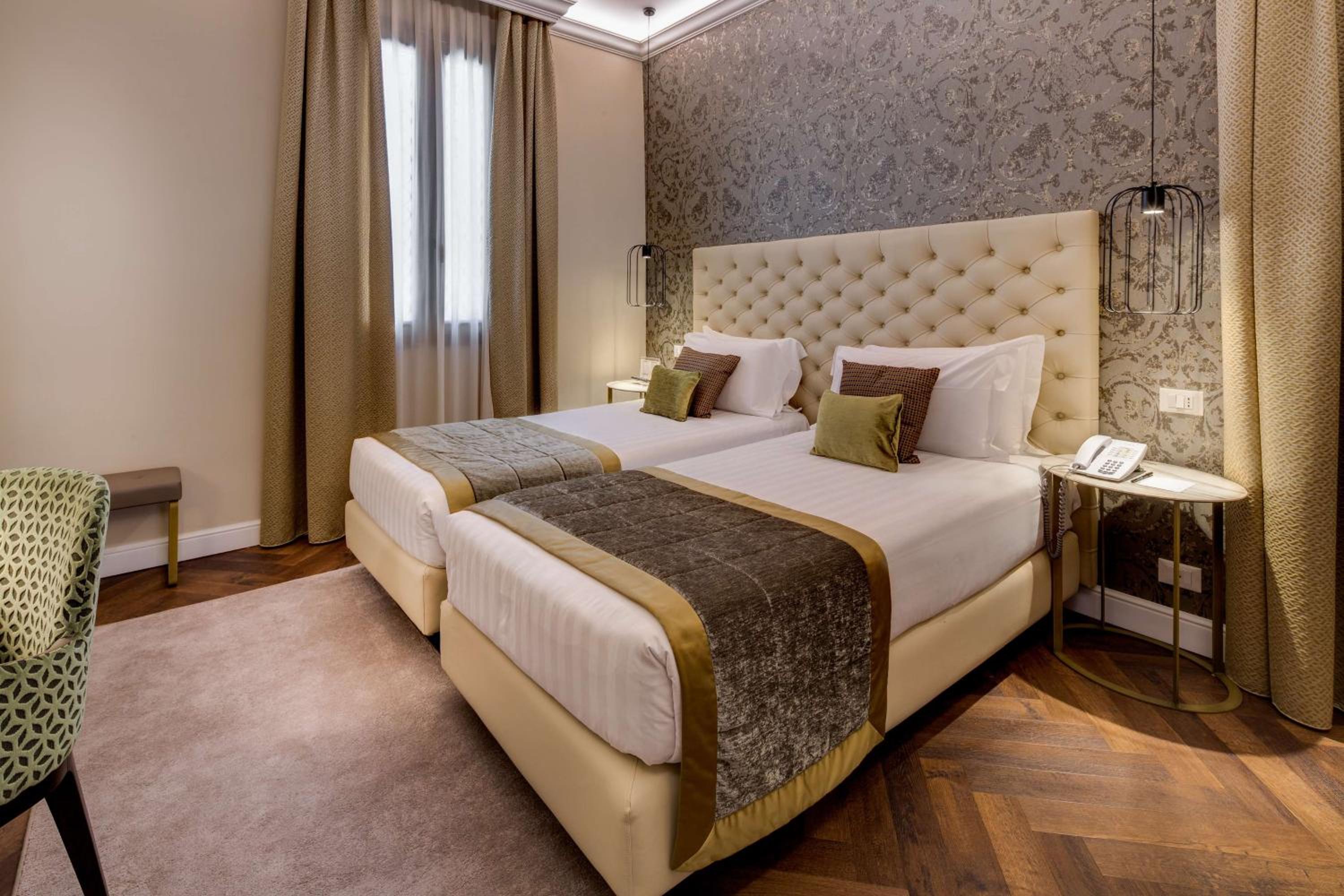 Superior Queen Room thumbnail 6