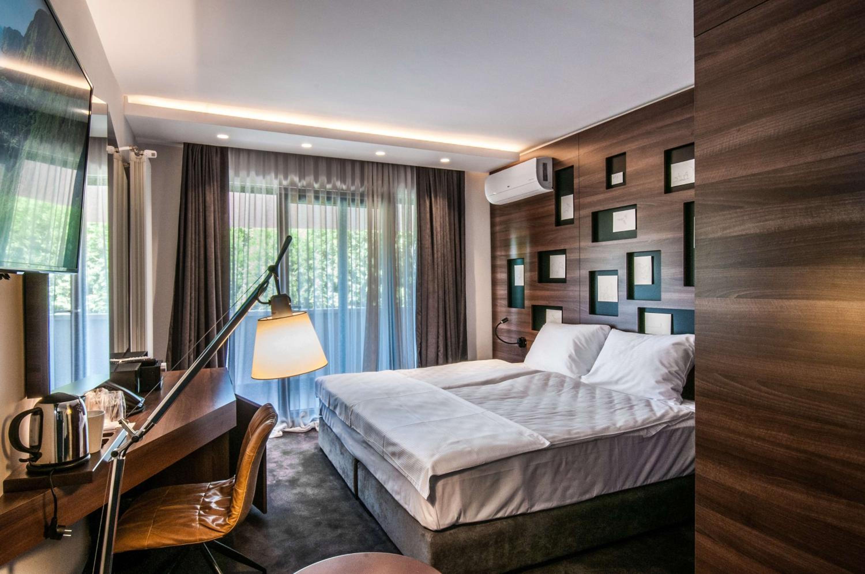 Deluxe King Room photo 1
