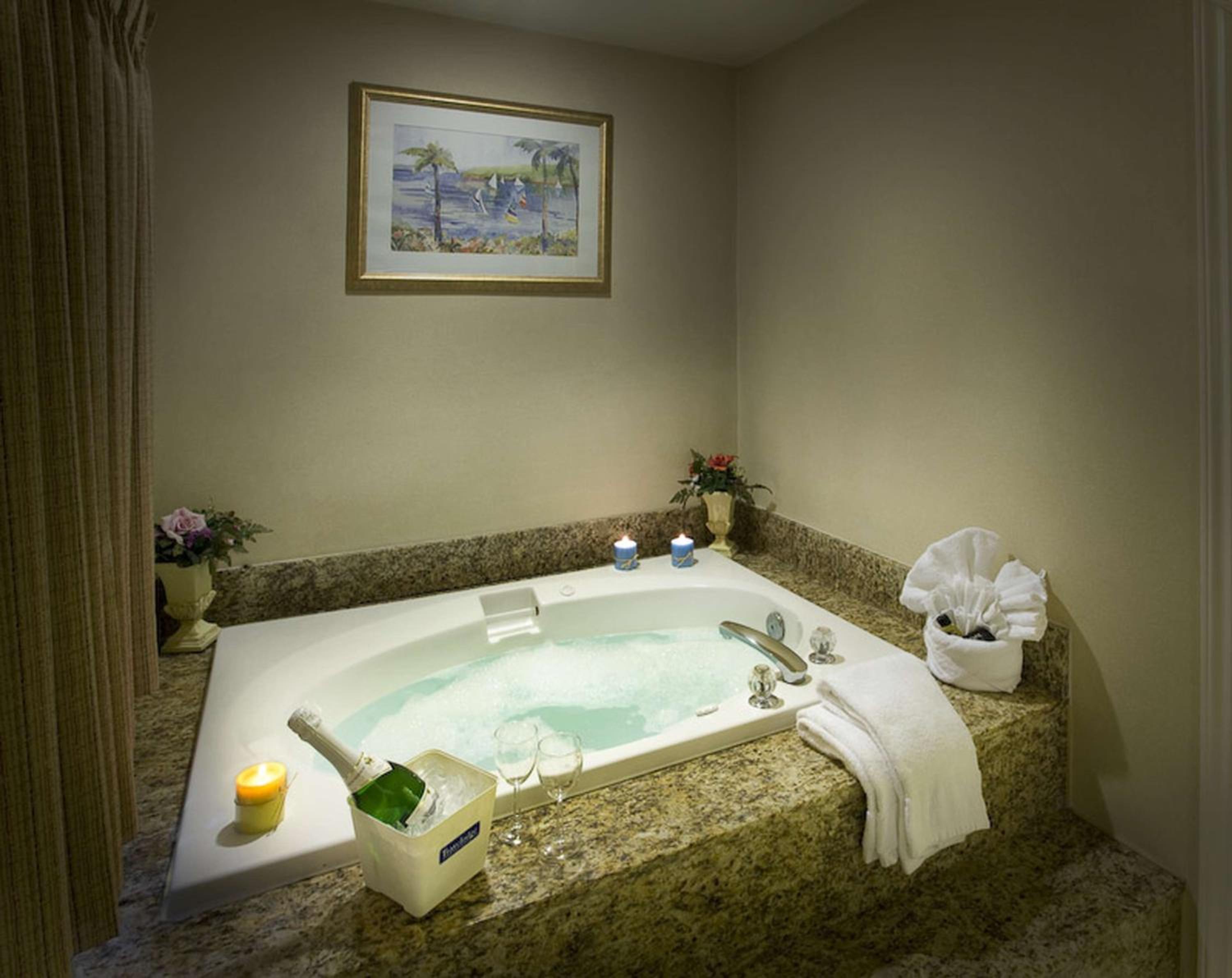 King Suite with Jacuzzi thumbnail 5
