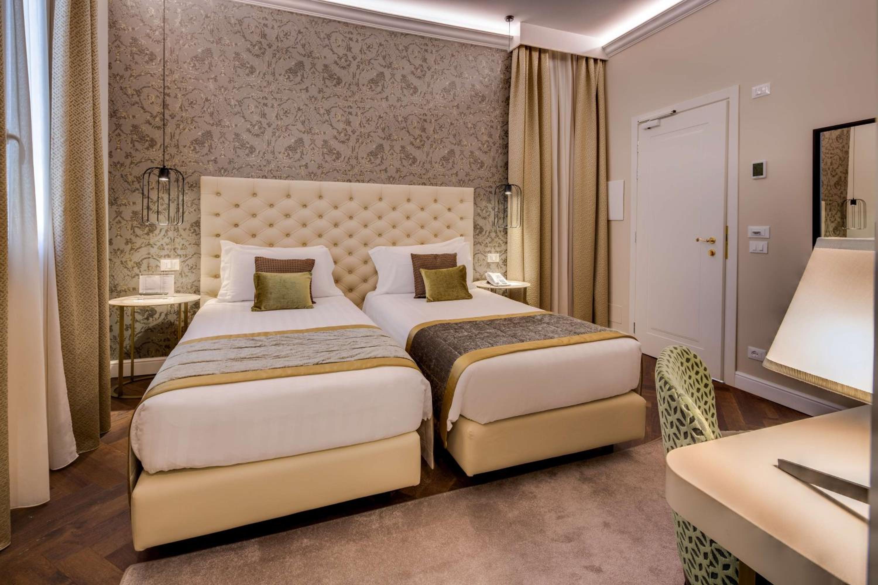 Superior Queen Room with Canal view