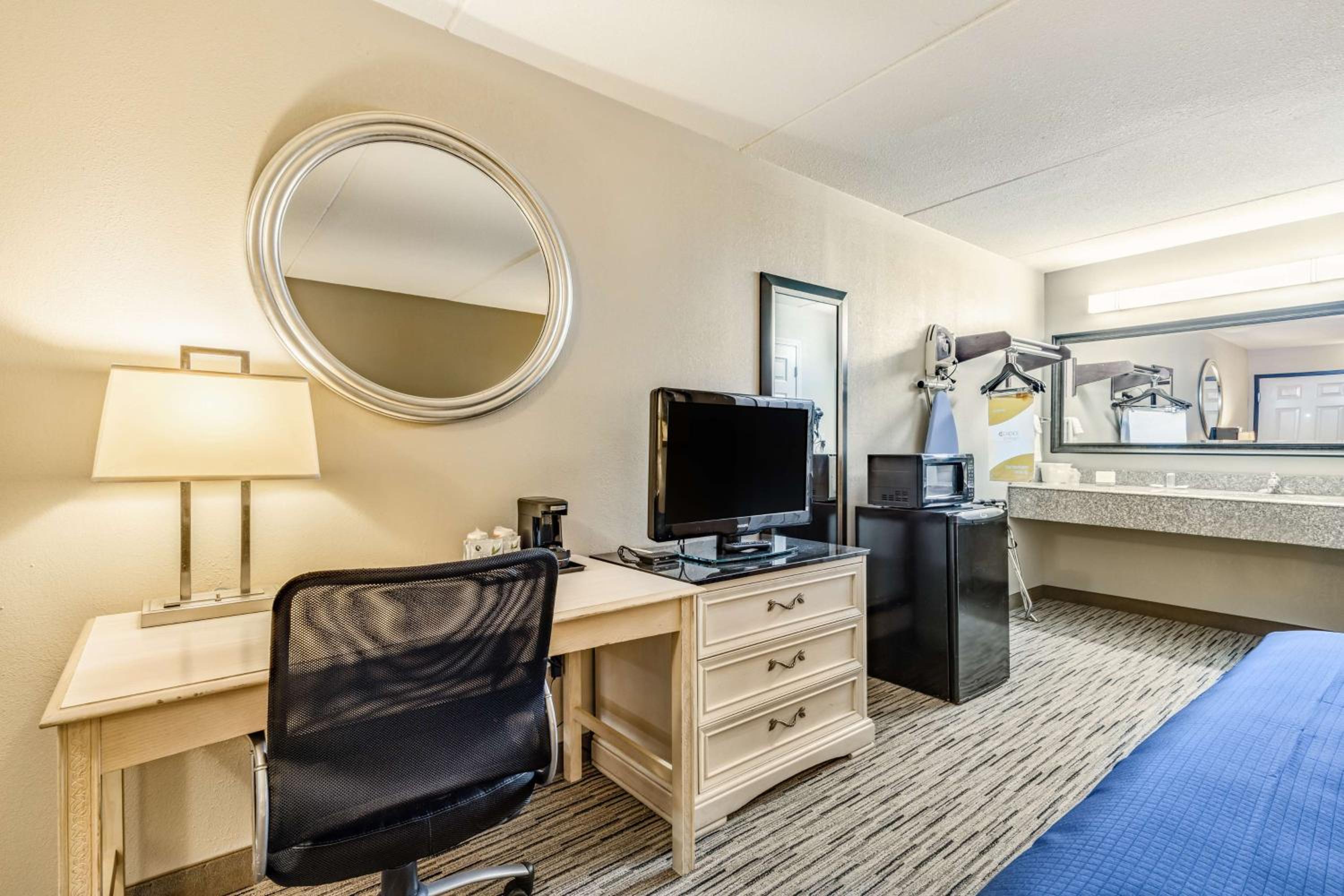 King Suite with Sofa Bed - Non-Smoking photo 1