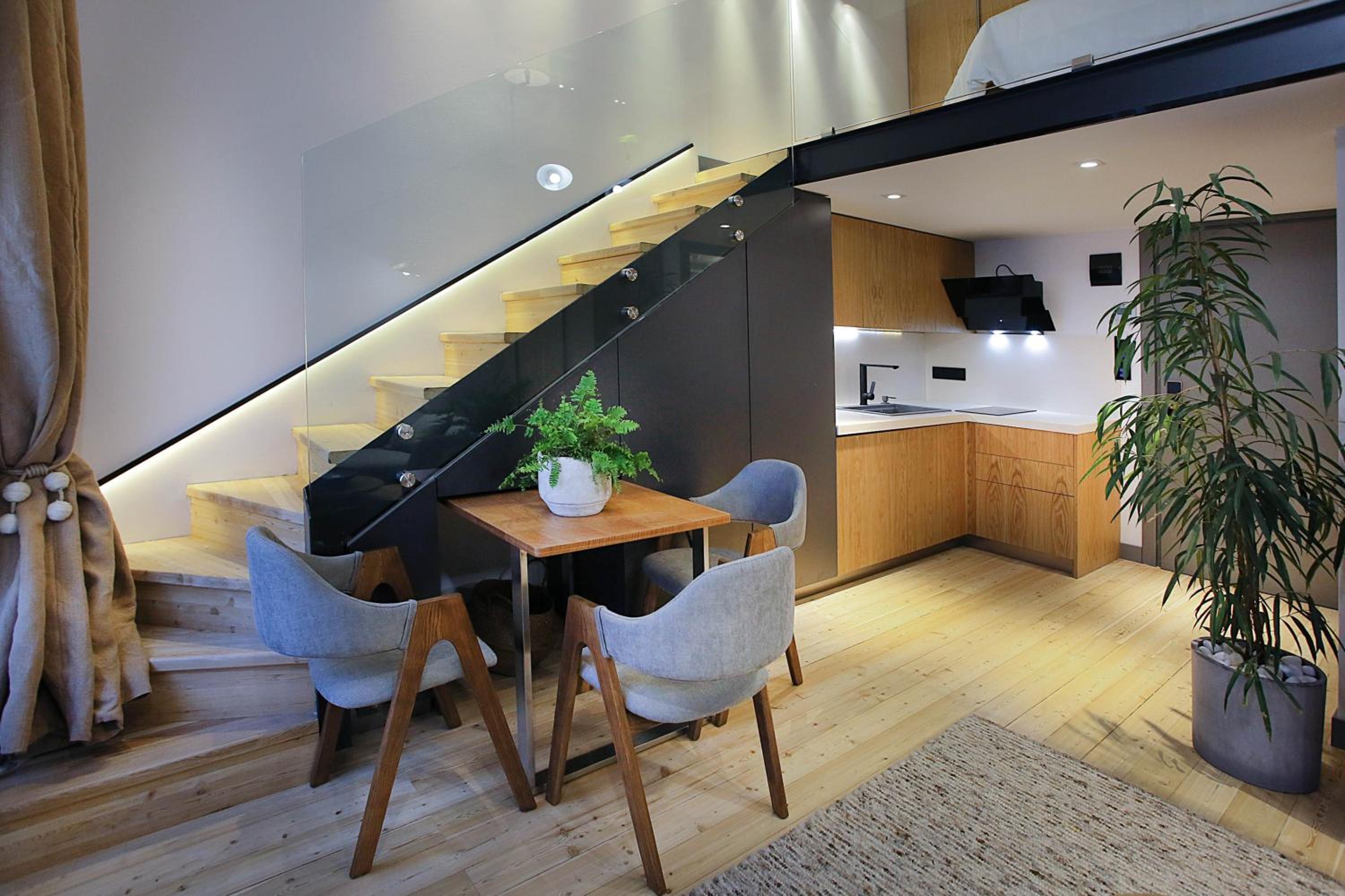 Studio - Split Level - Photo 2