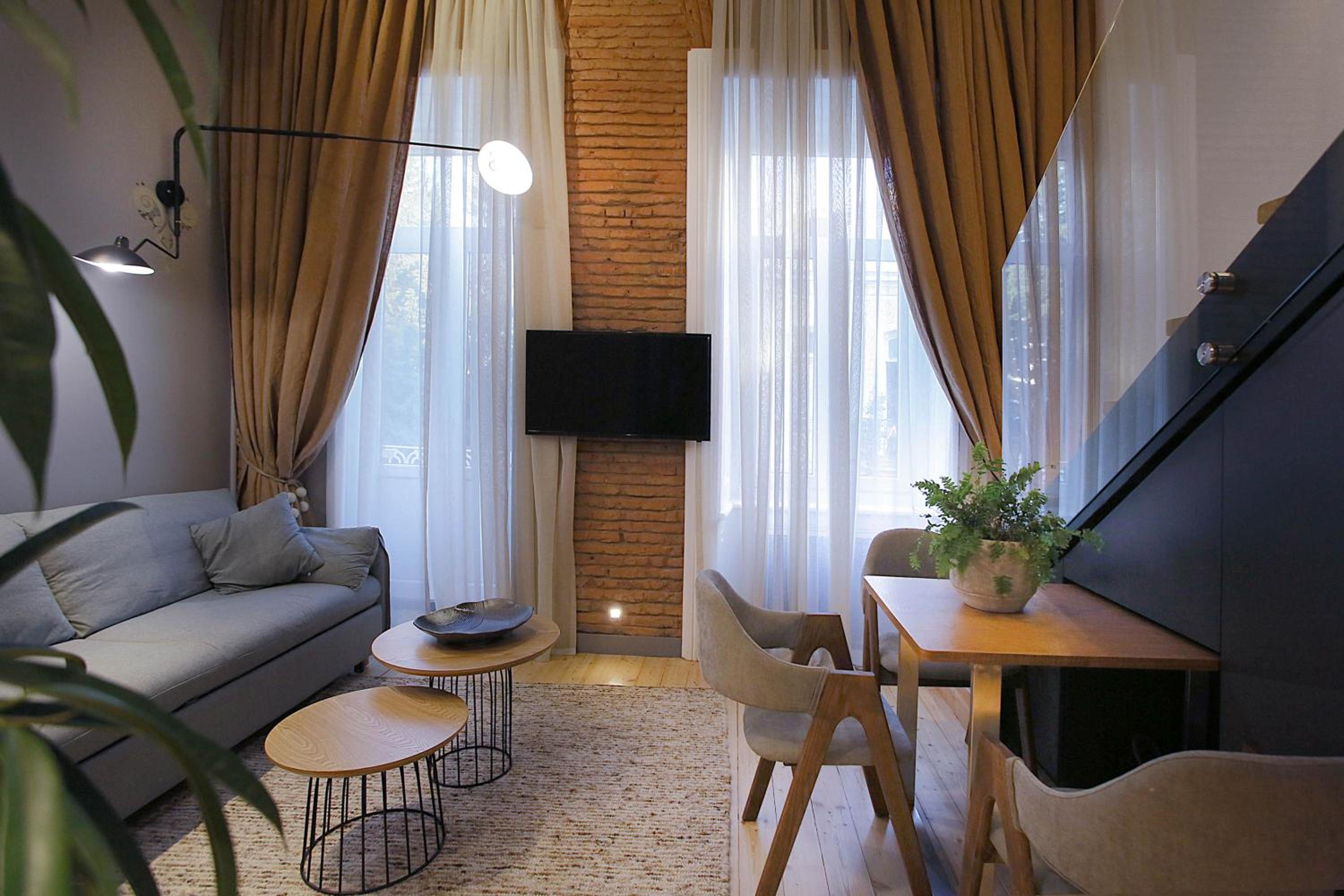 Studio - Split Level - Photo 3