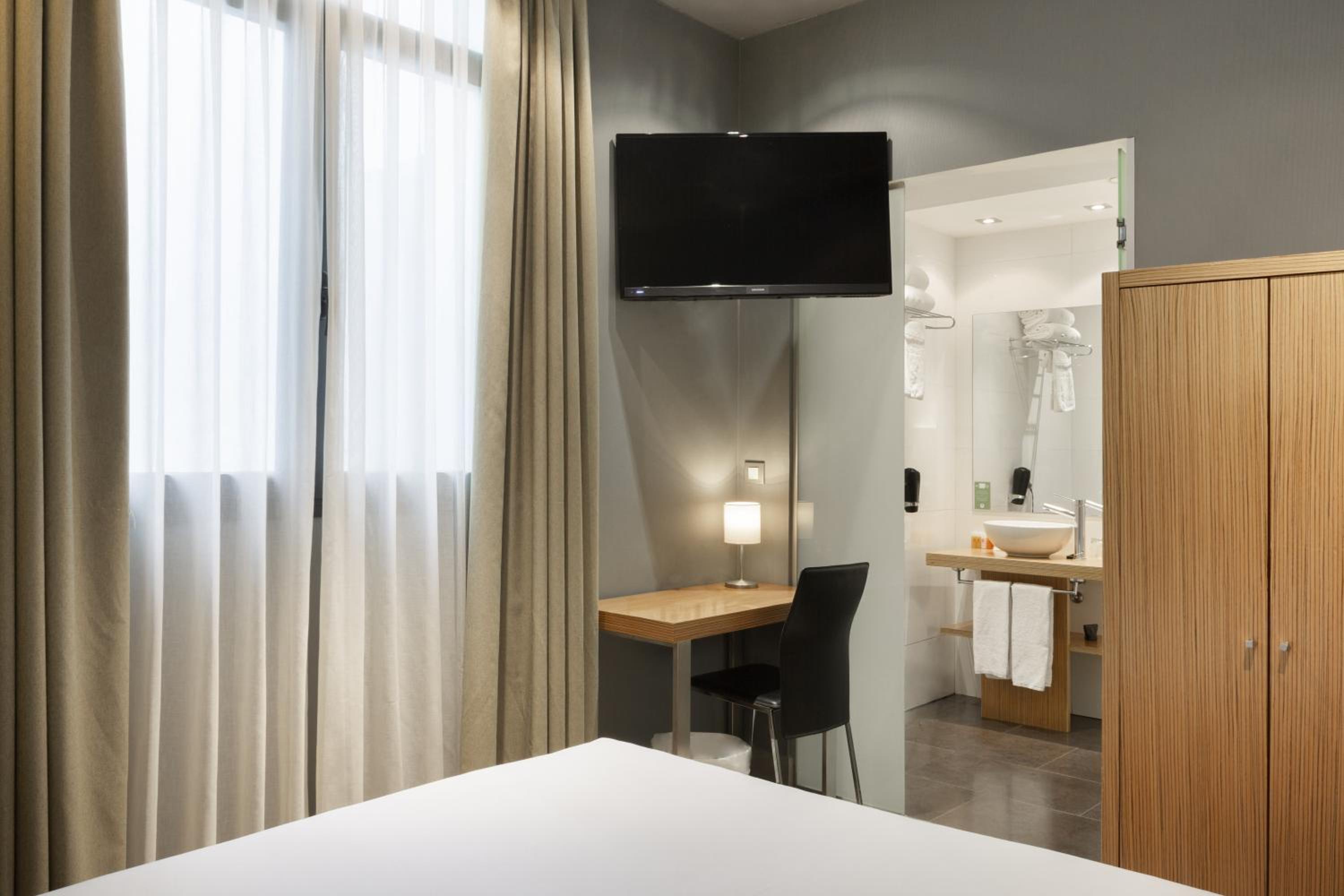 Small Double Room with Interior View (1-2 Adults) - Photo 5