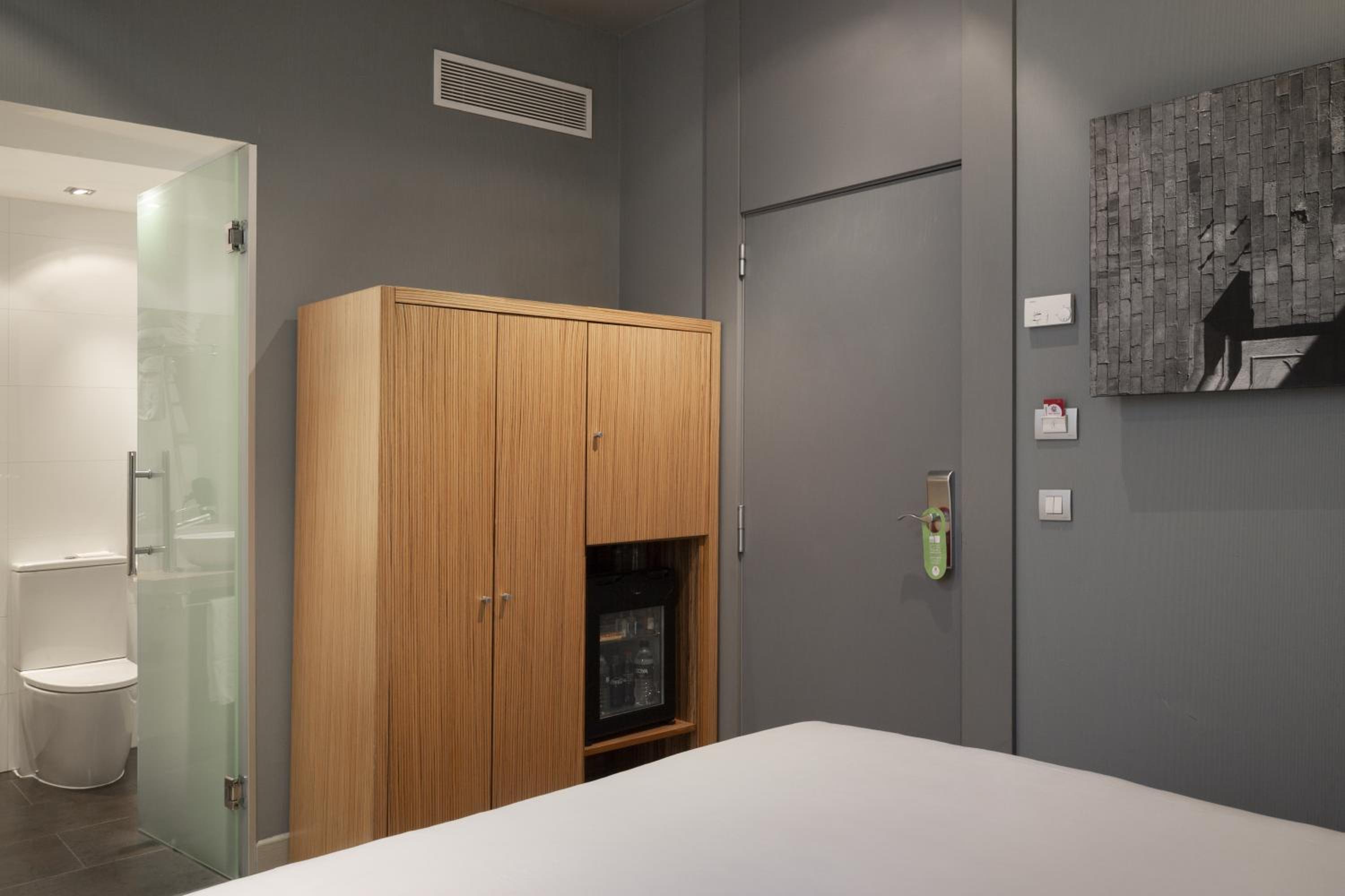 Small Double Room with Interior View (1-2 Adults) - Photo 3