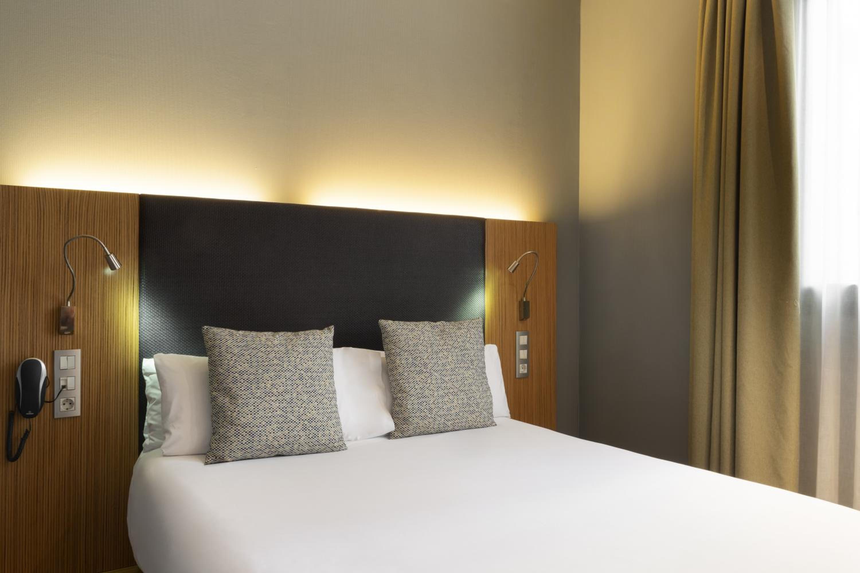 Small Double Room with Interior View (1-2 Adults) - Photo 1