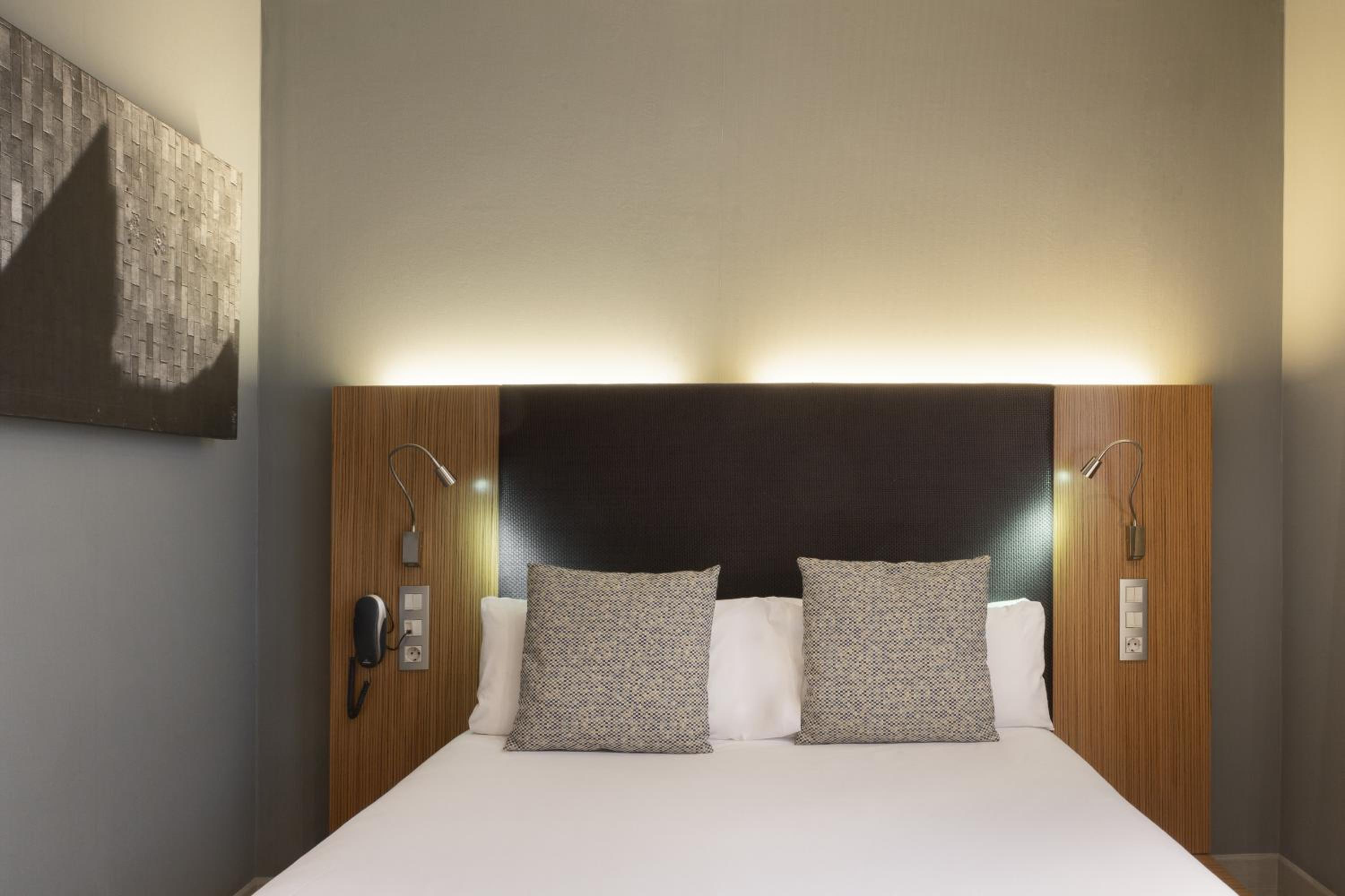 Small Double Room with Interior View (1-2 Adults) - Photo 4