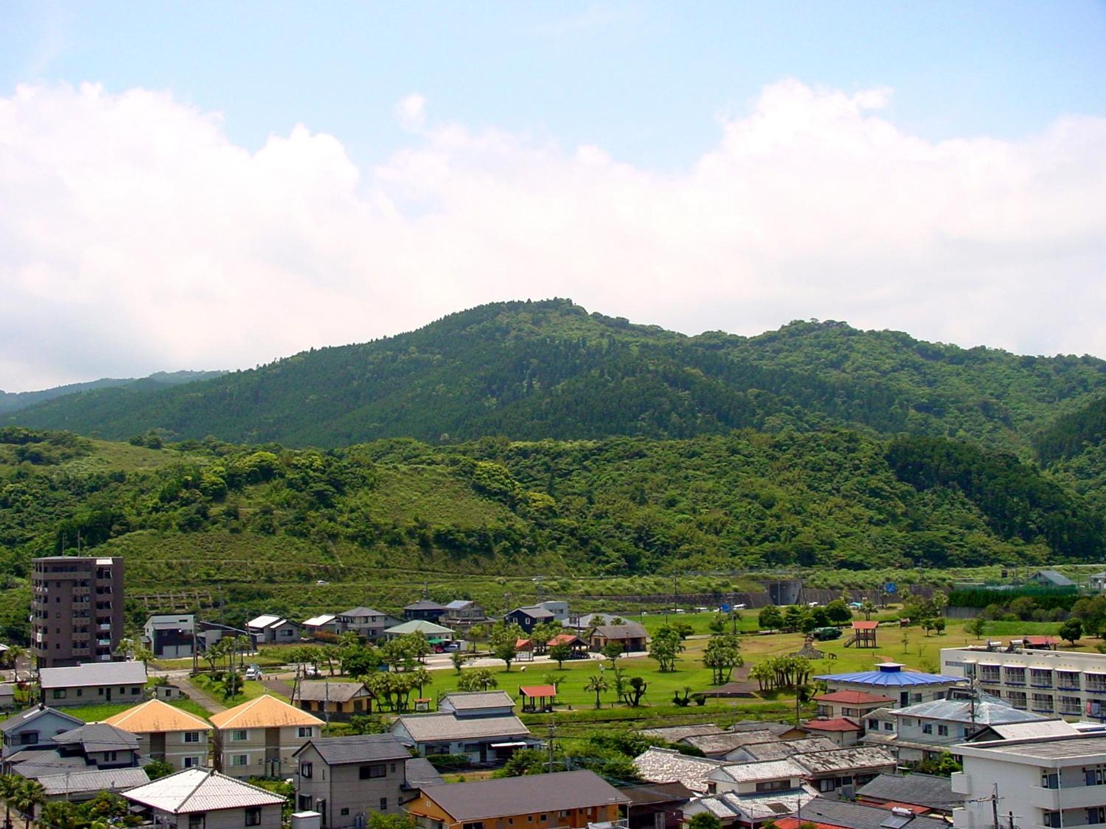 Family Room with Tatami Area and Mountain View photo 3