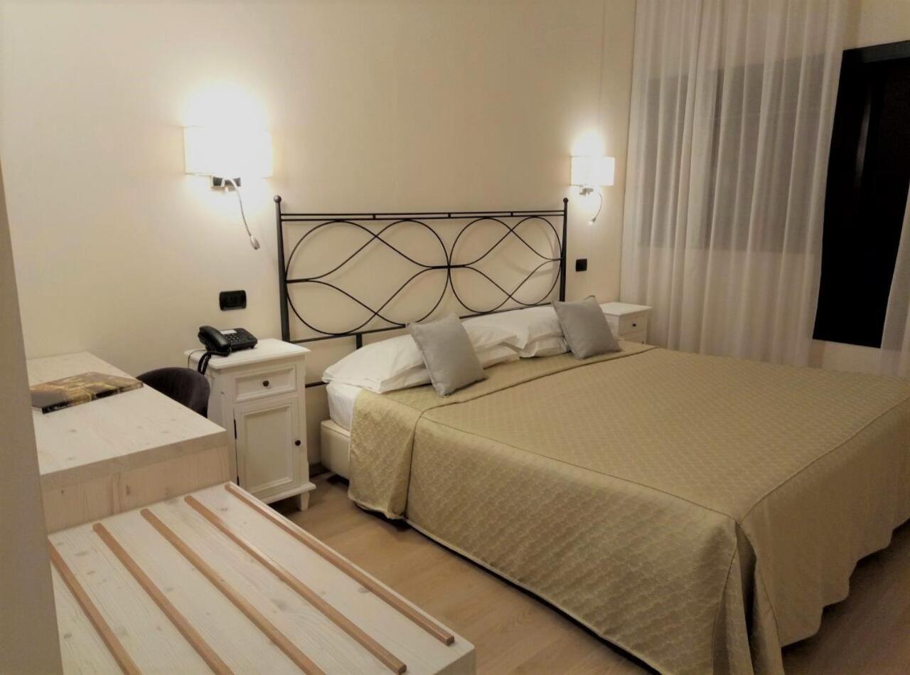 Double or Twin Room - Photo 5