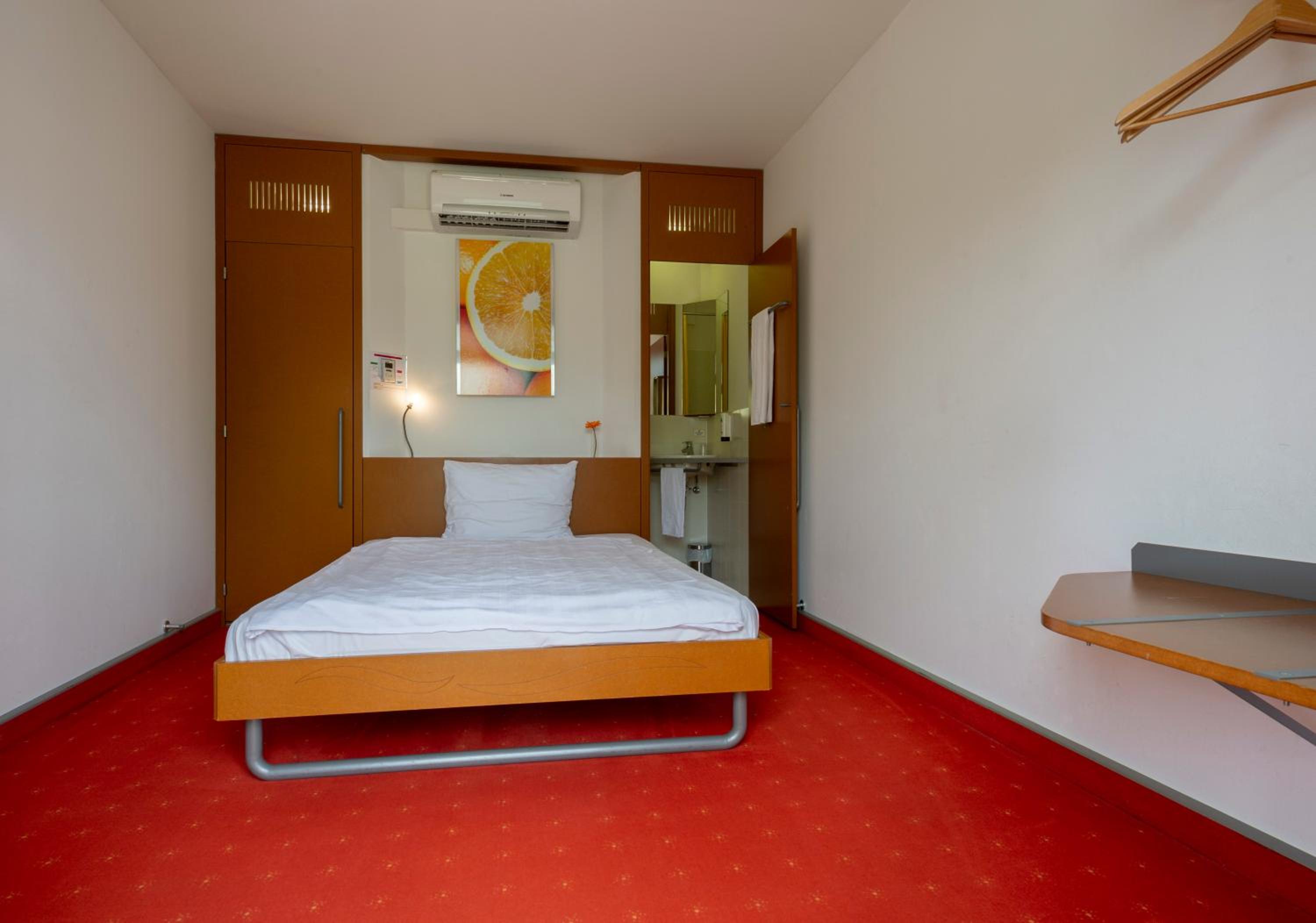 Double Room - Non-Smoking  - Photo 9