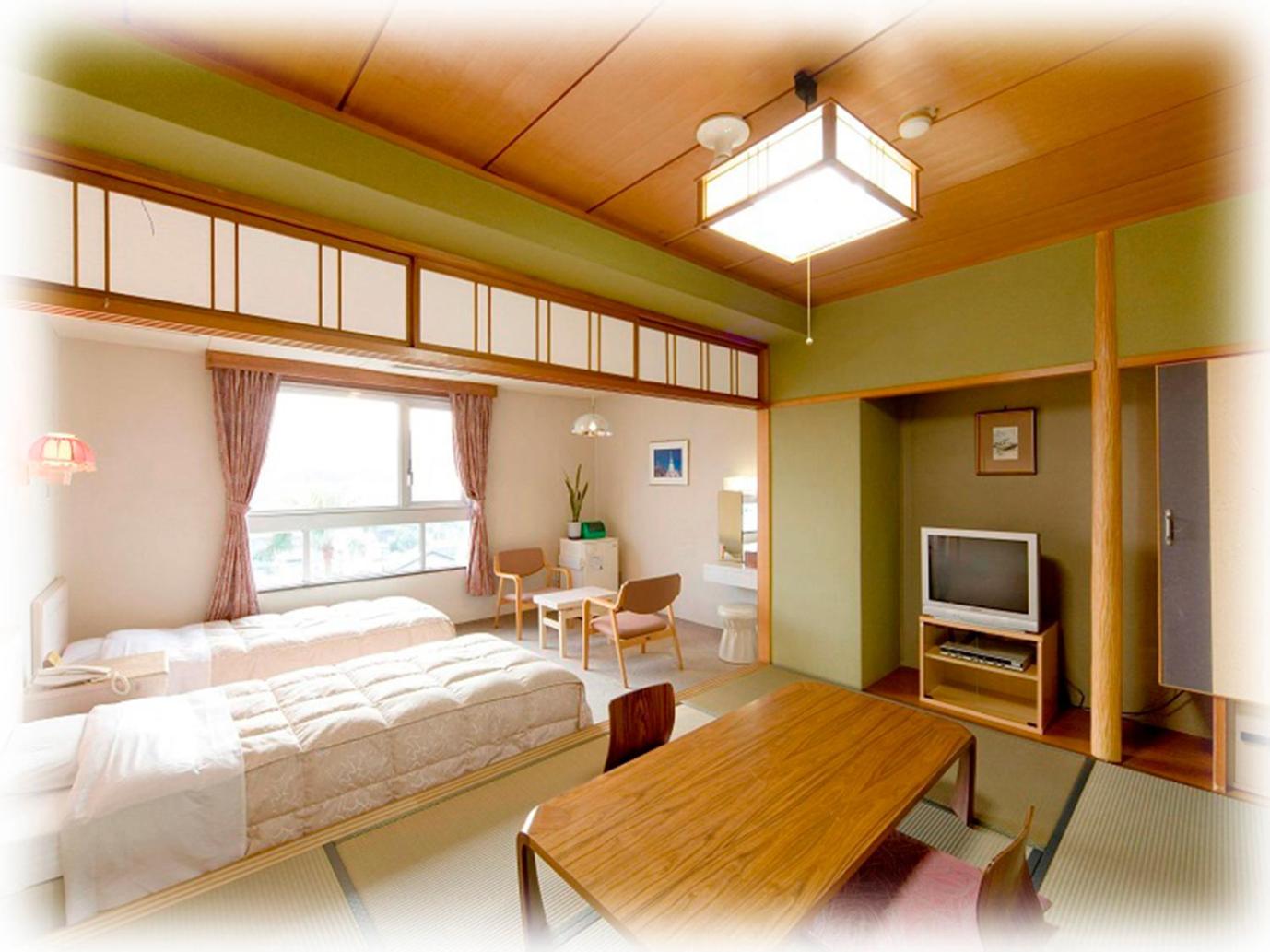 Family Room with Tatami Area and Mountain View photo 2