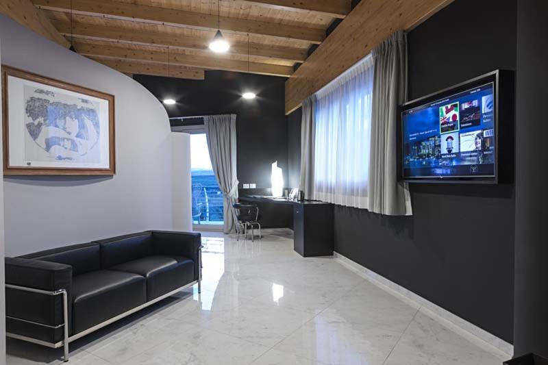 Executive Suite - Photo 3