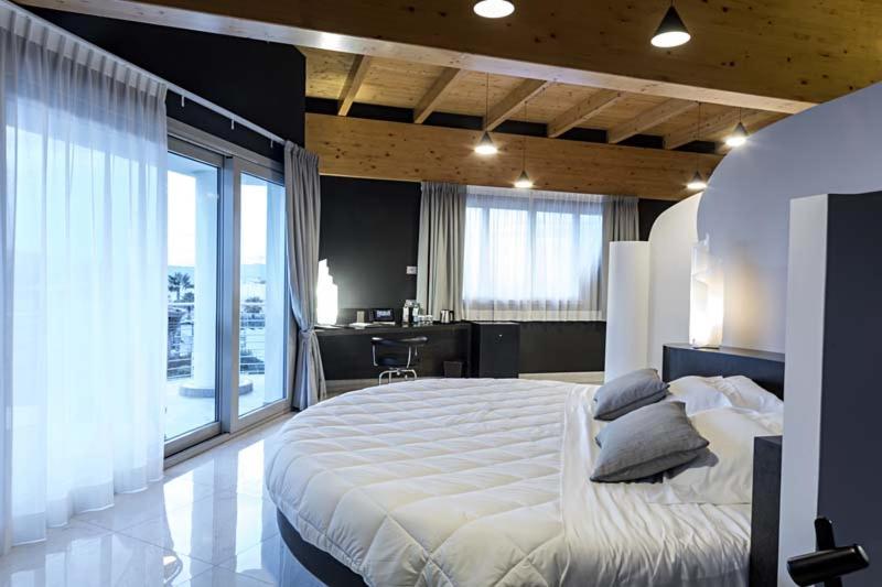 Executive Suite - Photo 1