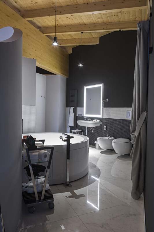 Executive Suite - Photo 5