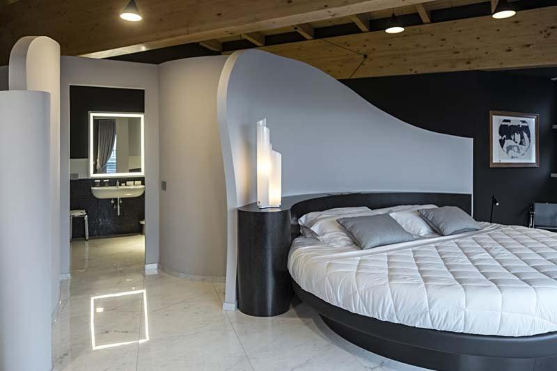 Executive Suite - Photo 10