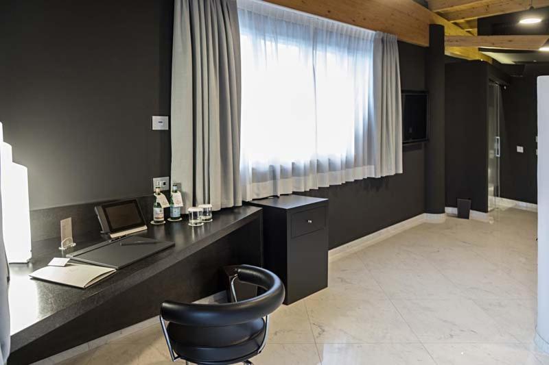 Executive Suite - Photo 9