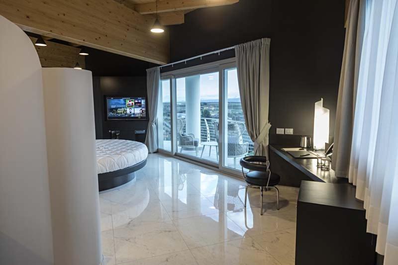 Executive Suite - Photo 8