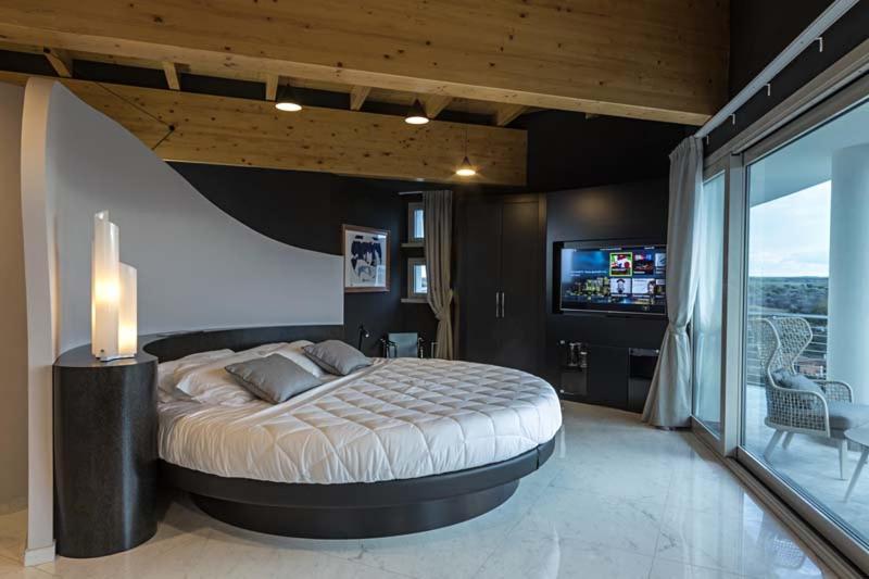 Executive Suite - Photo 2