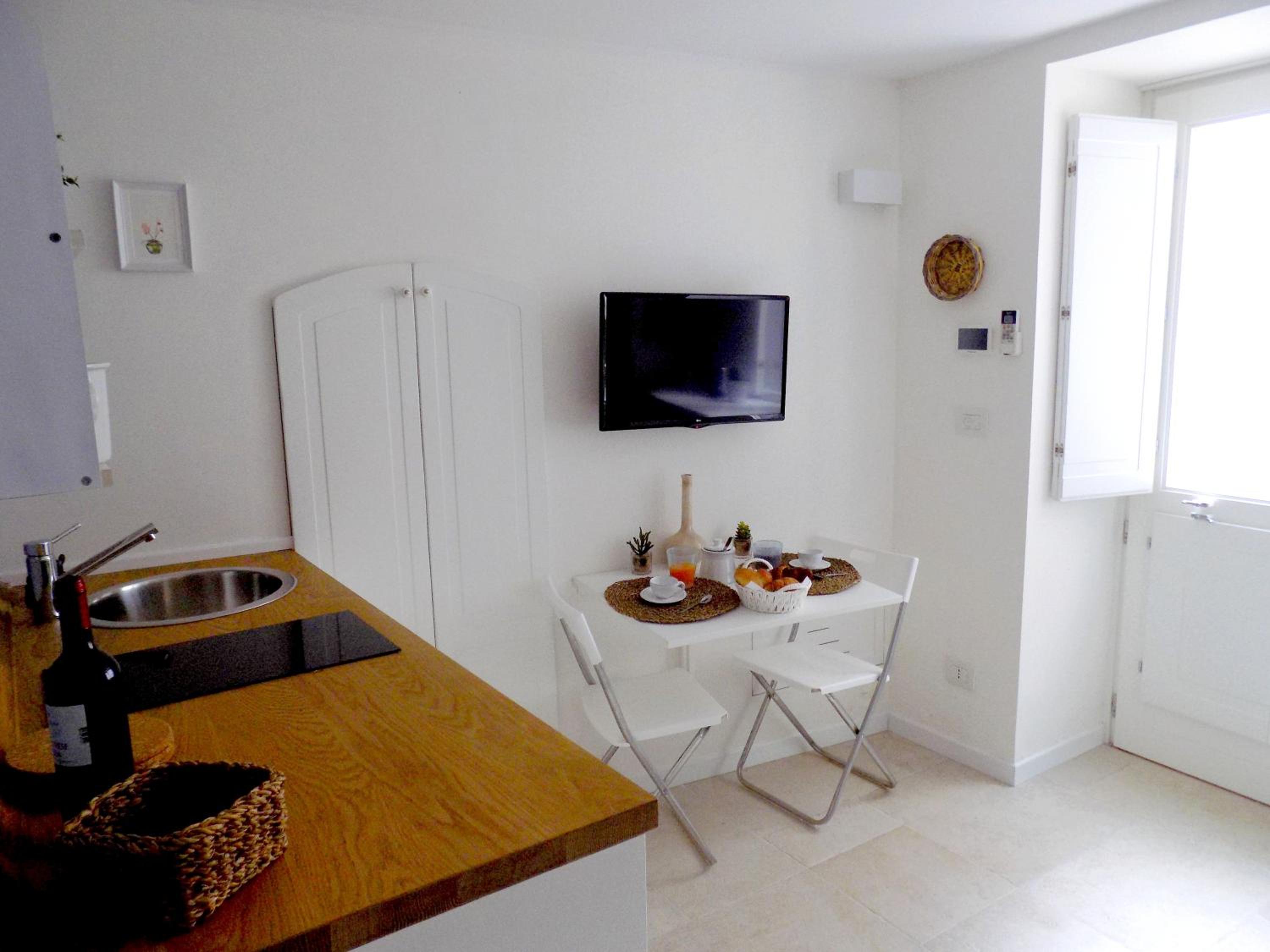 One-Bedroom Apartment - Photo 2