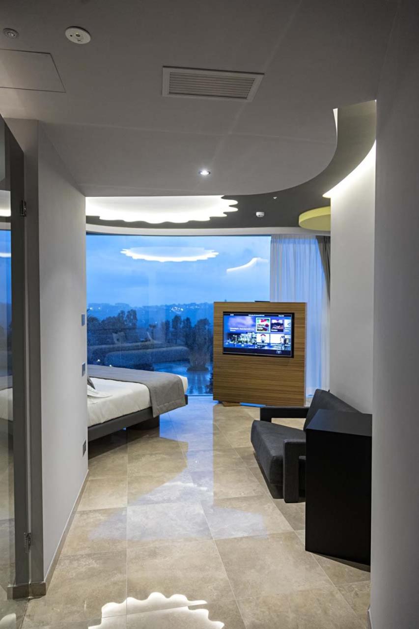 Suite - Photo 1