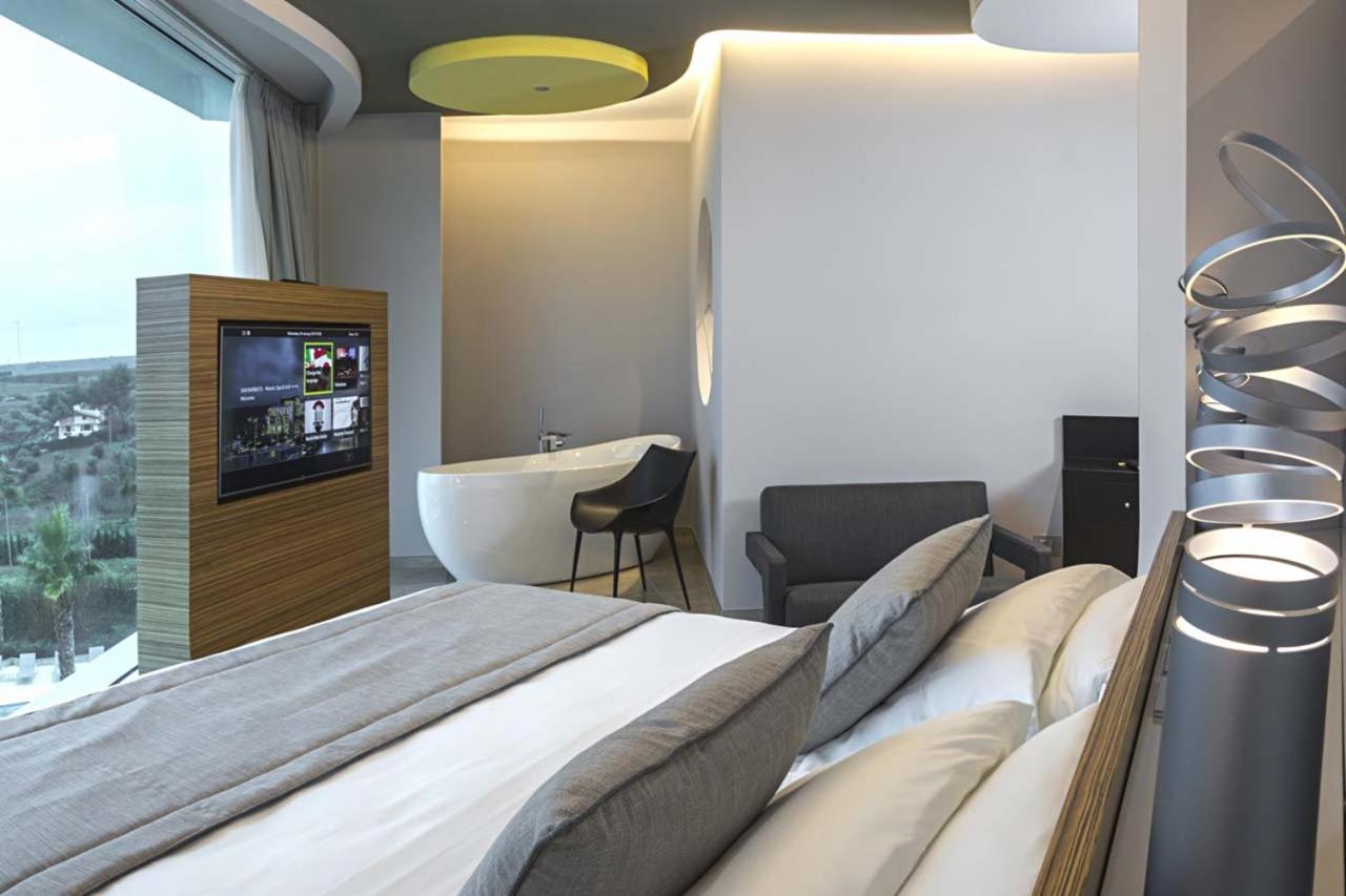 Suite - Photo 13