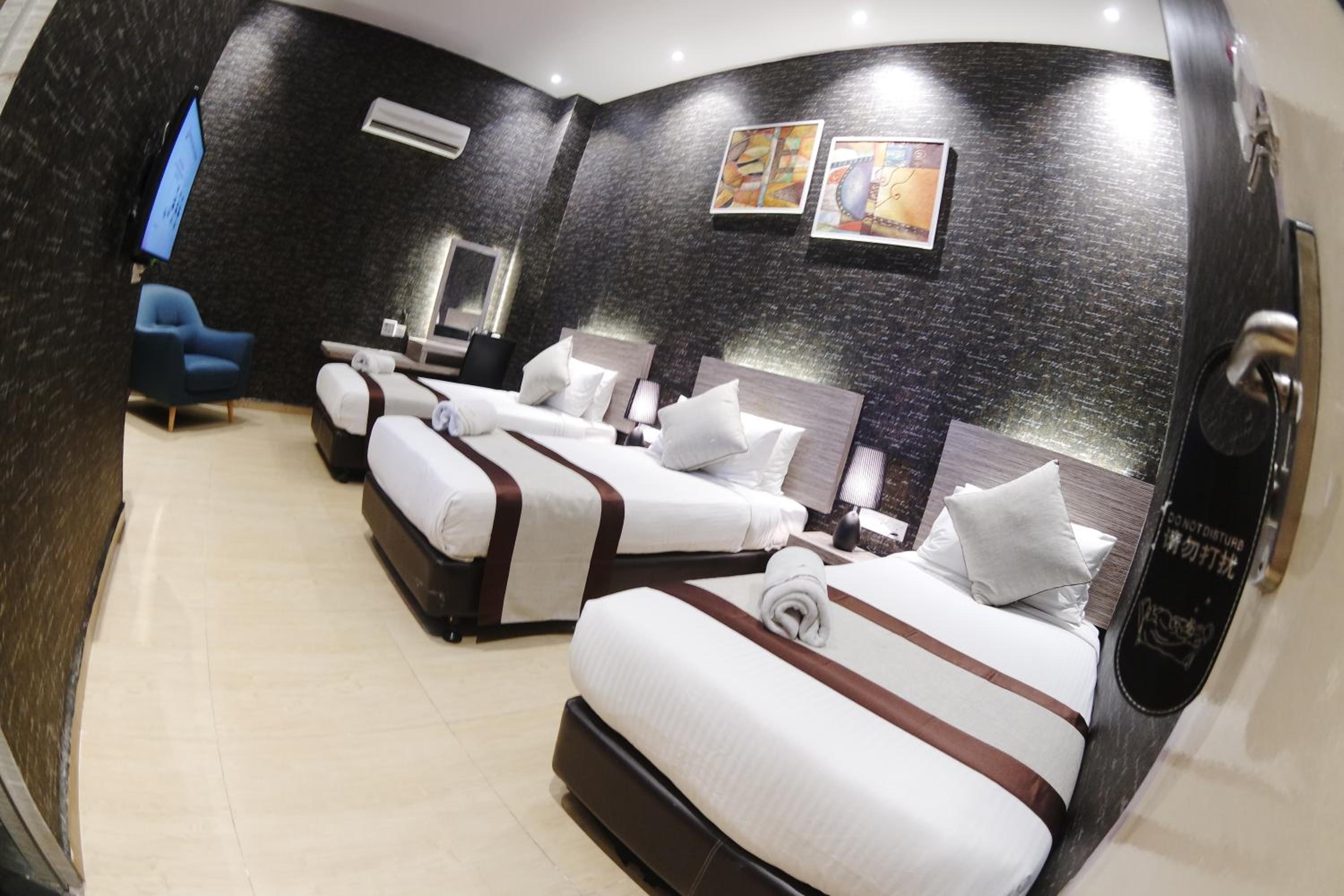 Deluxe Triple Room photo 2