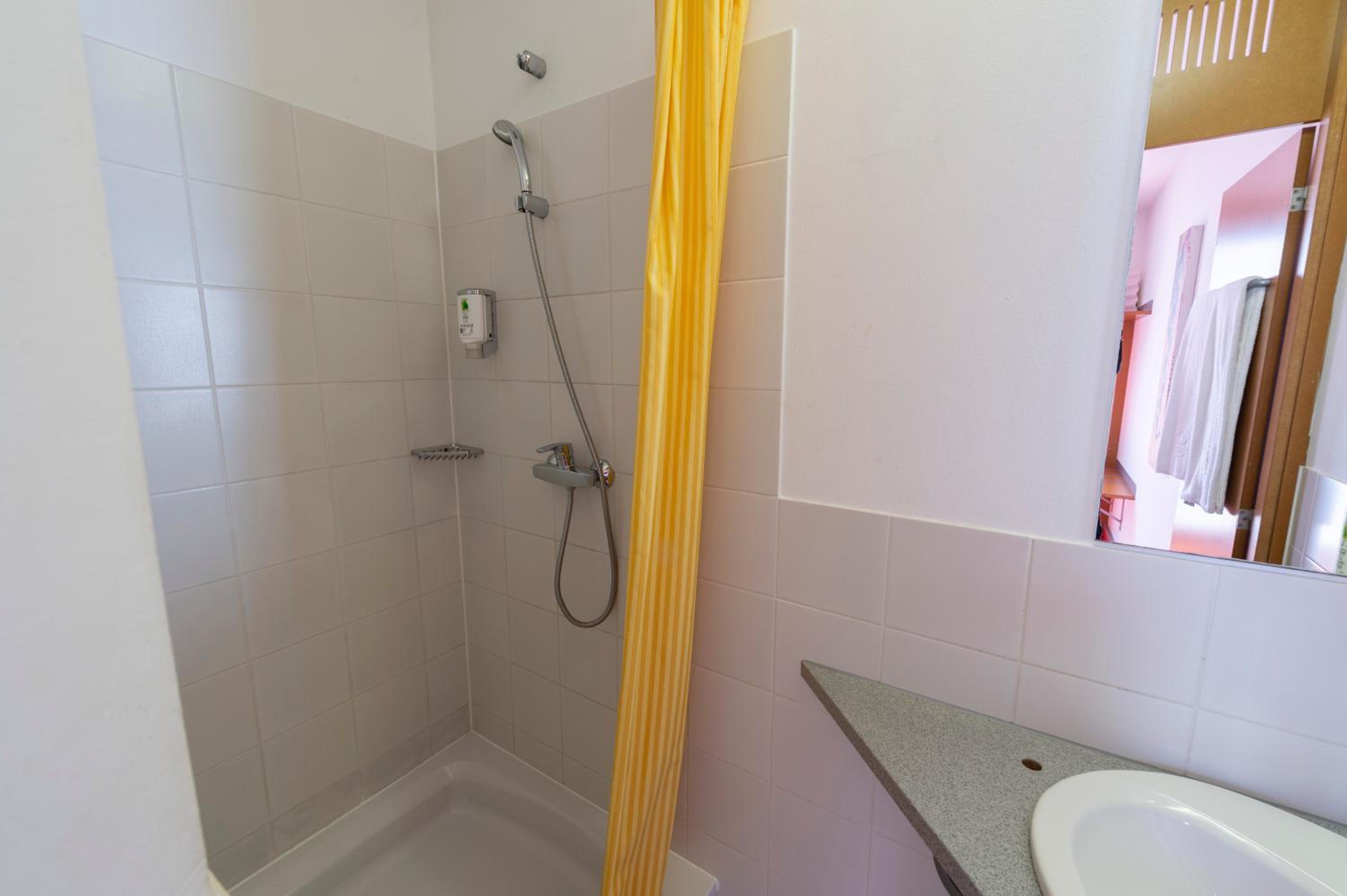 Double Room - Non-Smoking  - Photo 11