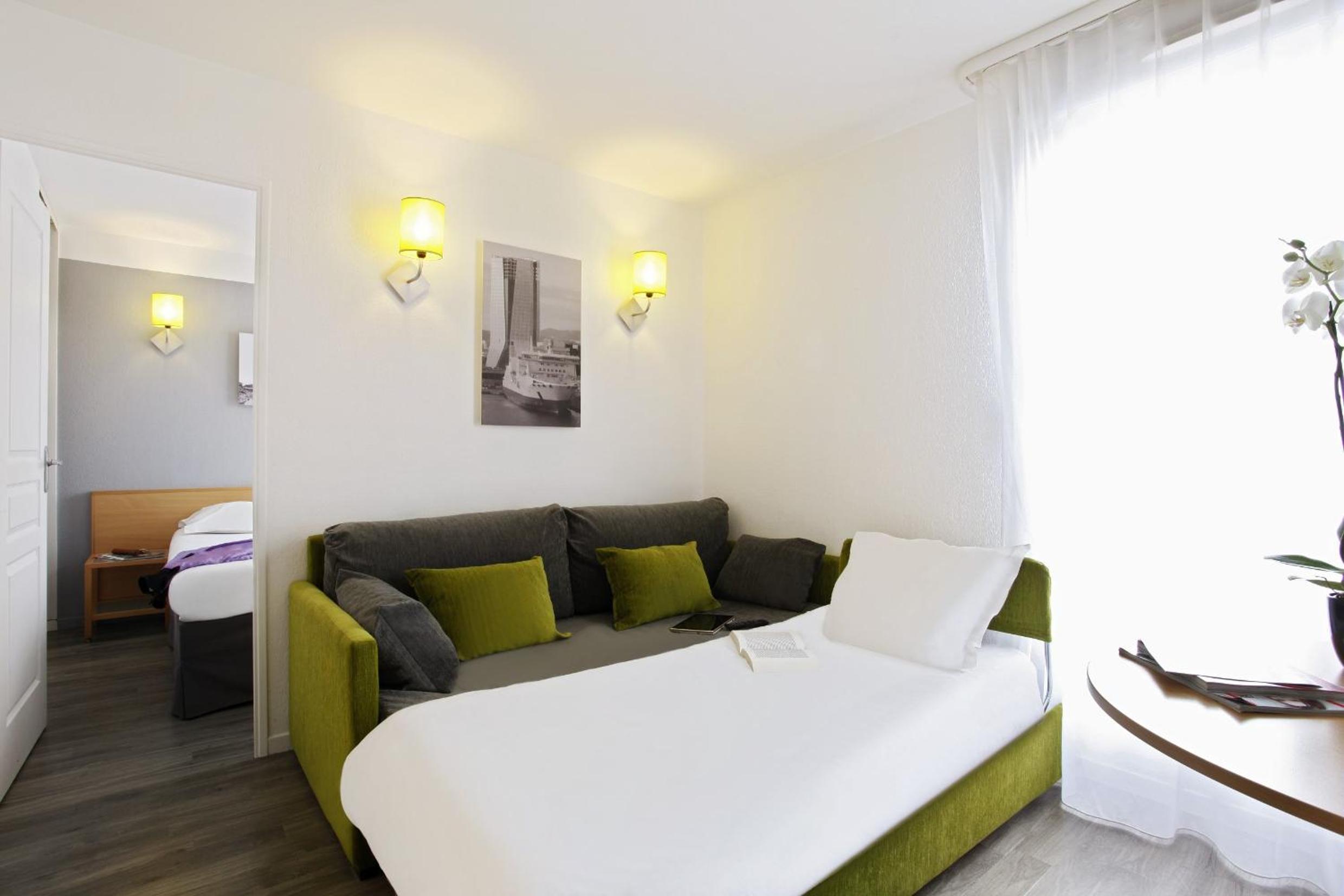 One-Bedroom Apartment with Balcony photo 3