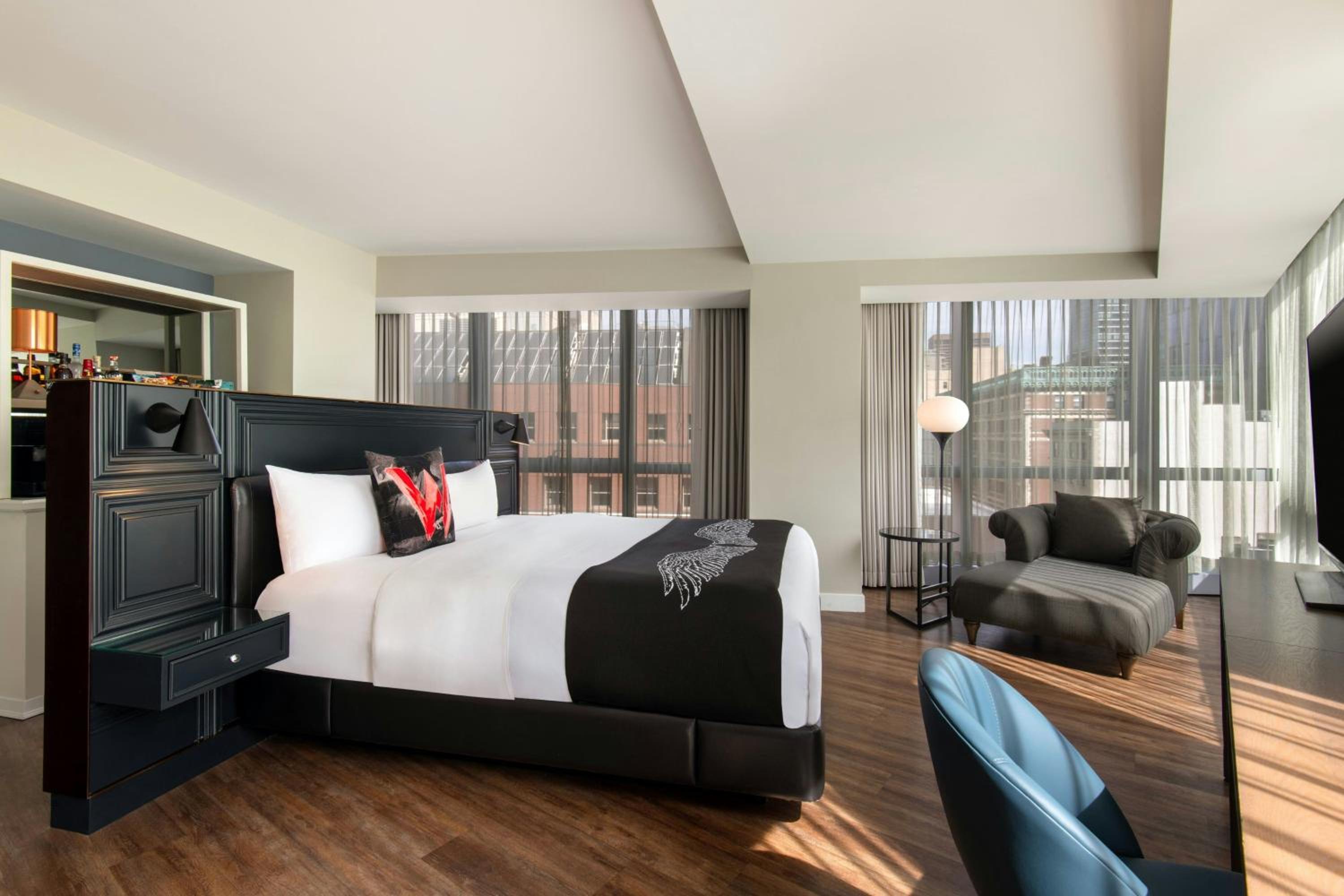 Premier Deluxe King Room thumbnail 5