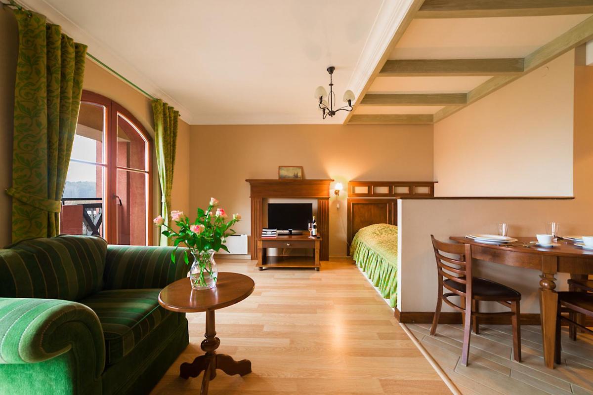 Apartment with Balcony - Photo 4