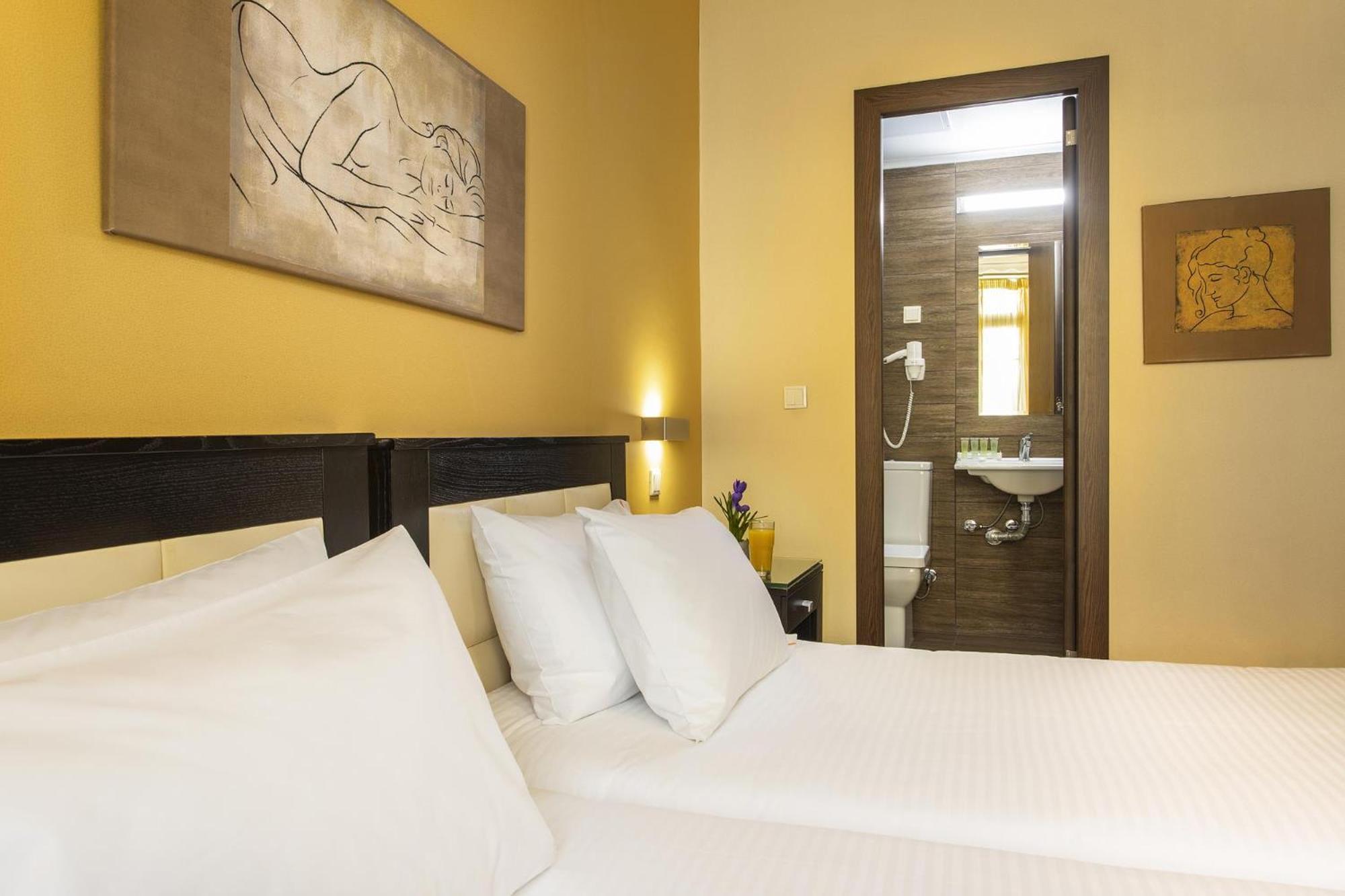 Twin Room - Photo 7