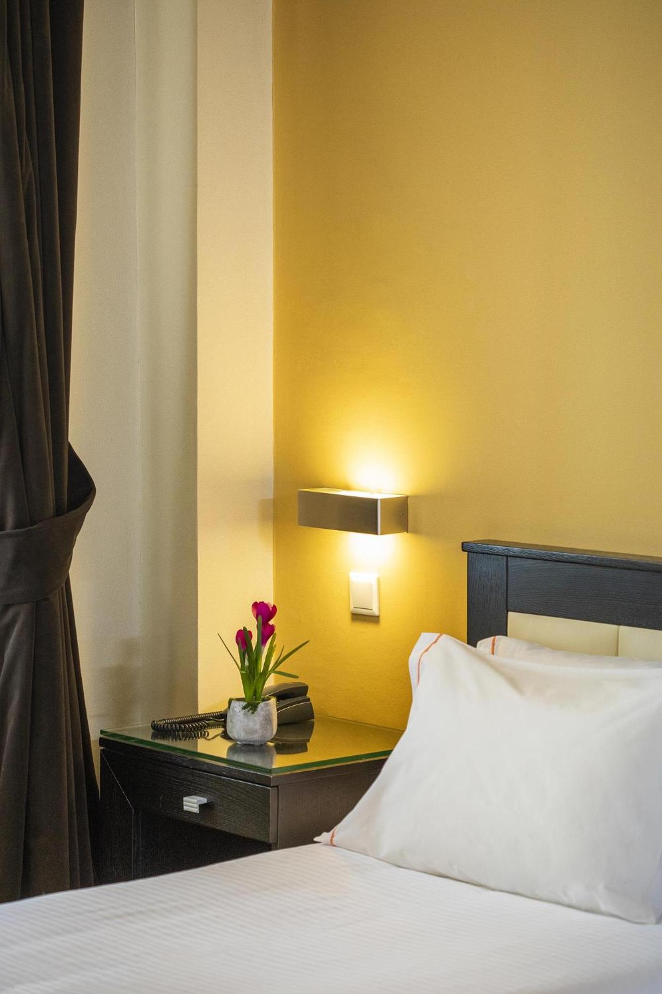 Twin Room - Photo 8
