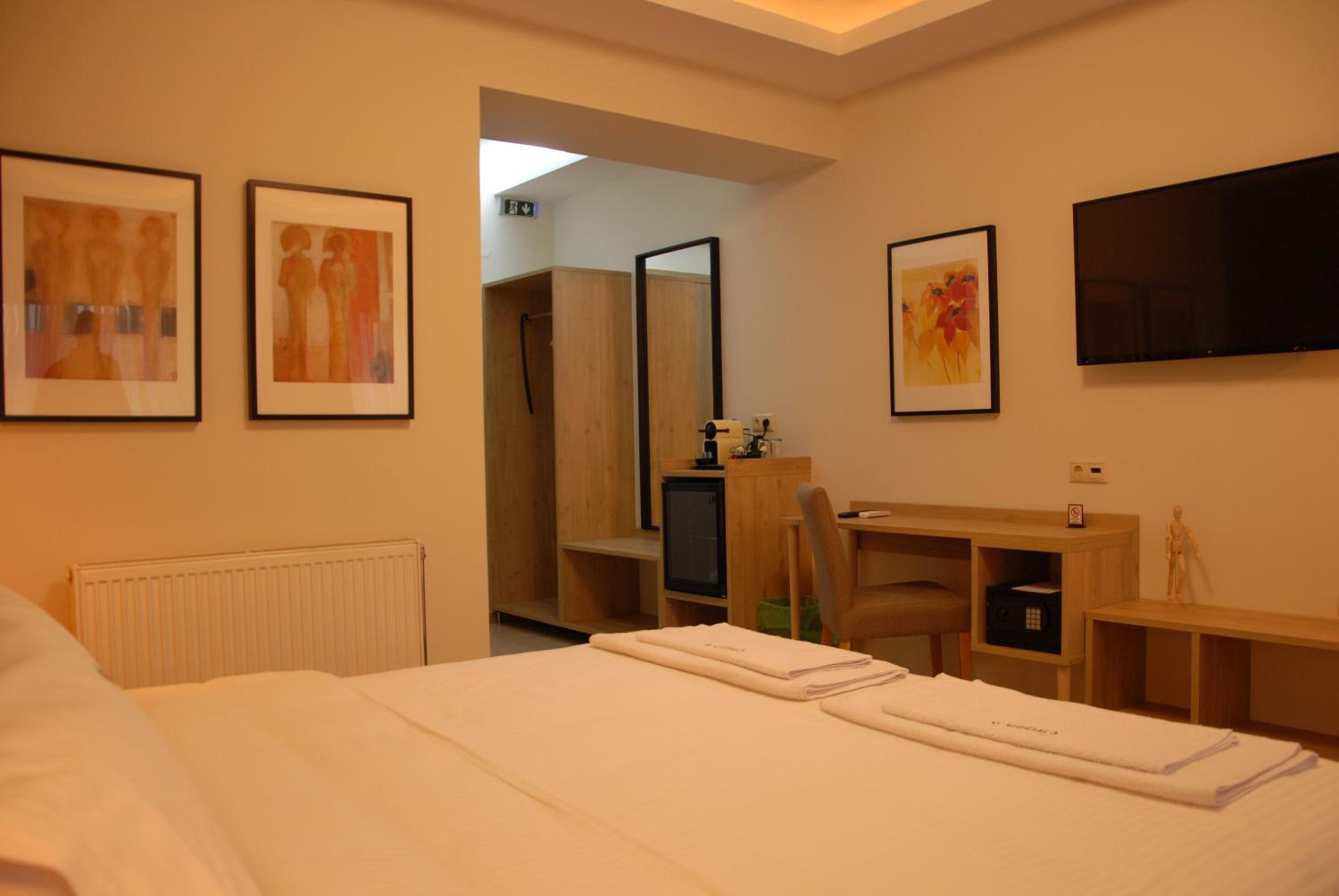 Standard Double Room - Photo 16