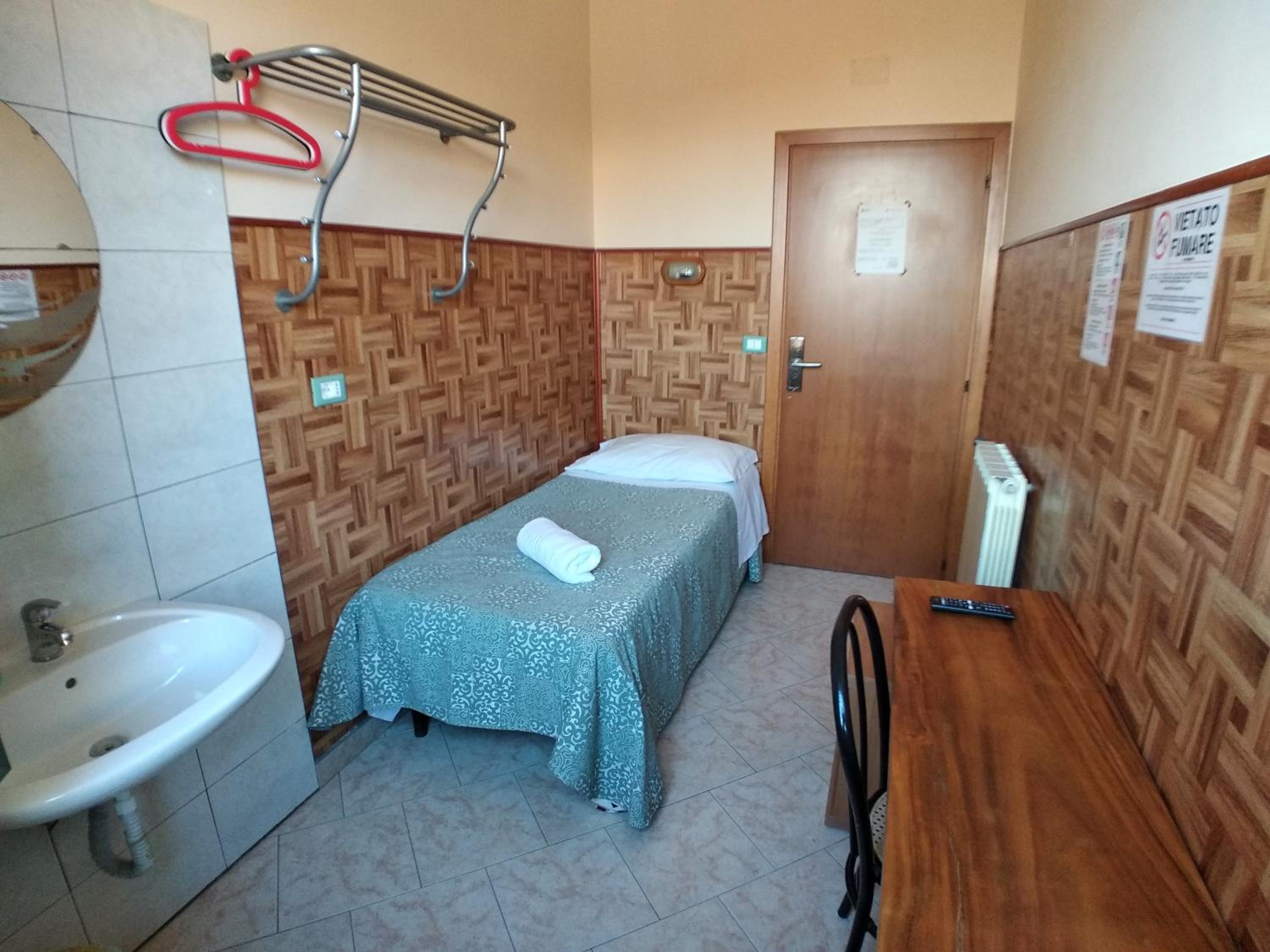 Single Room with Shared Bathroom photo 1