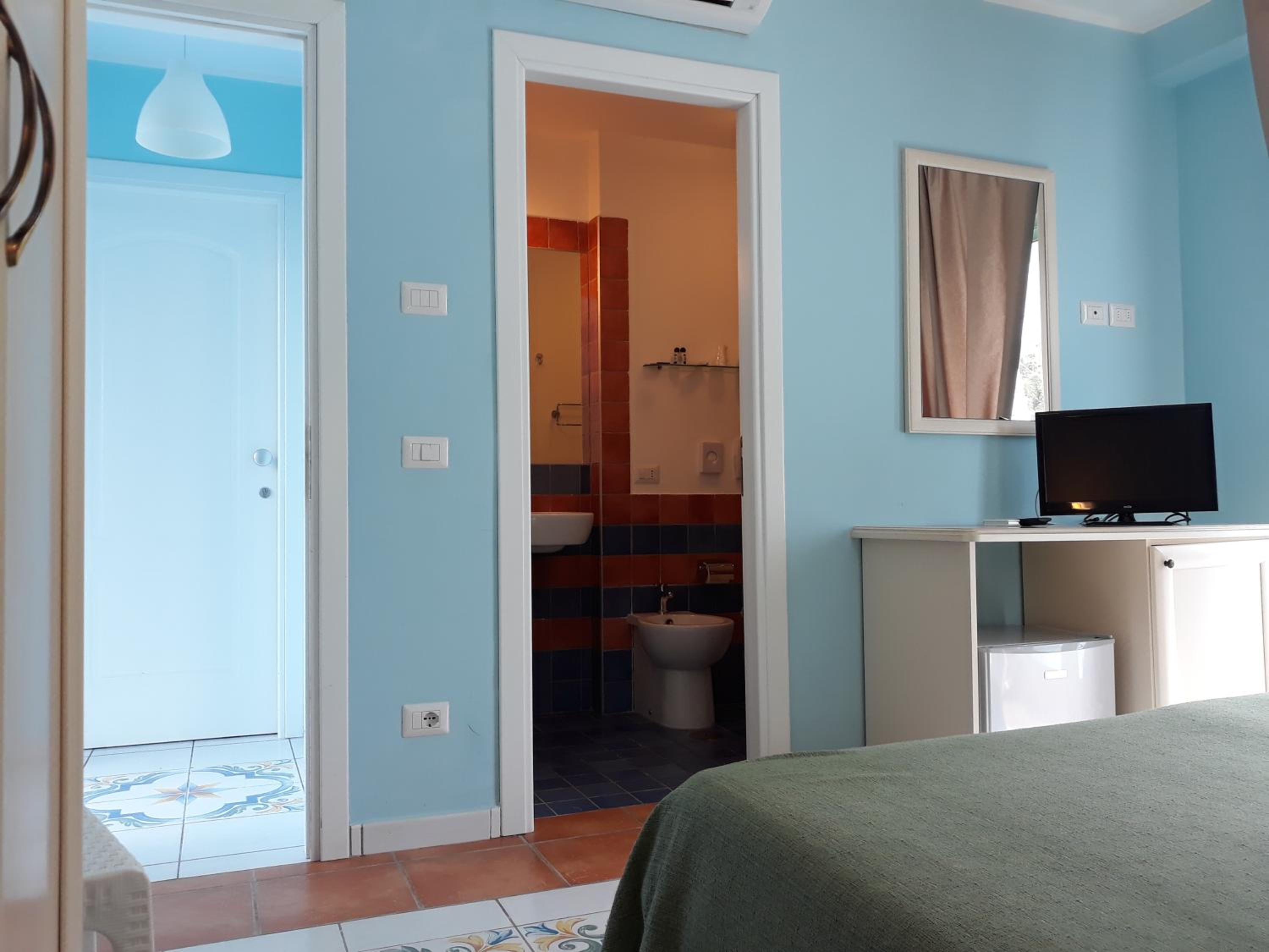 Quadruple Room - Disability Access photo 3