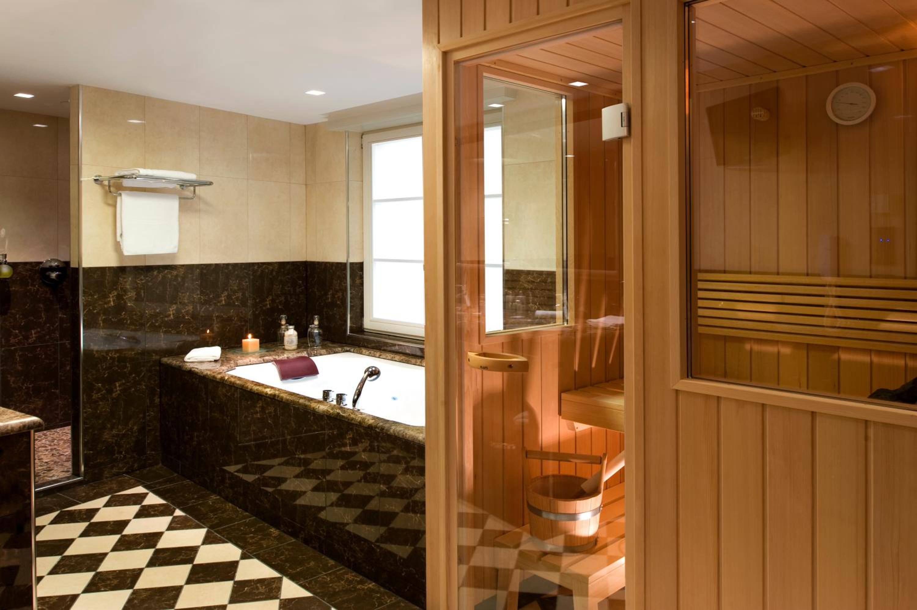 Suite with Spa Access photo 3