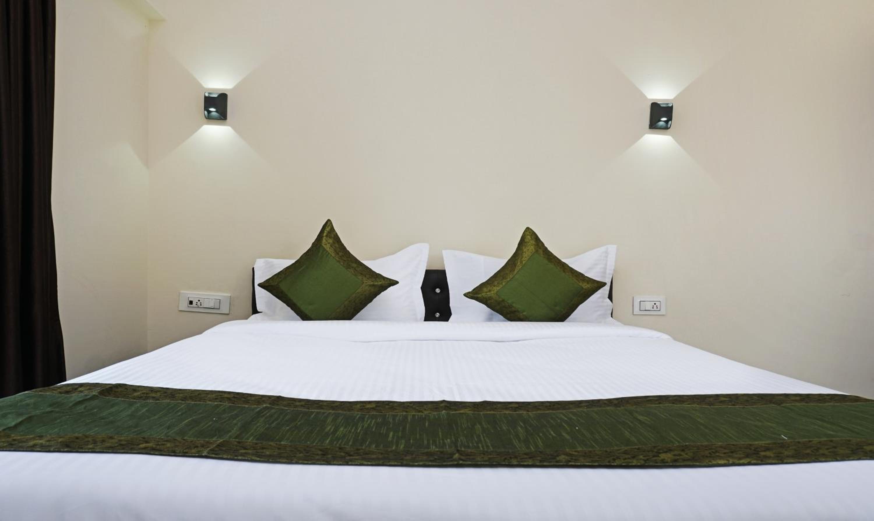 Deluxe Double Room - Photo 12